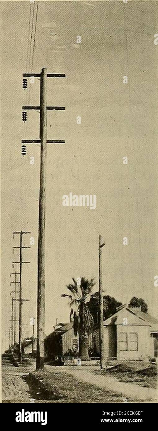 . Giornale di elettricità. Un RAILWAYCROSSING STRADALE tipo 2-66 X, viene utilizzato per angoli di guida e di sterzata da 15° a 174°. Questa è la costruzione del punto morto con due stringhe di isolatori in tensione. Un TIPO DIRITTO AWAYSTANDARD questa è la costruzione standard doppia cir-Suit per strade cittadine (tipo 2-66 W), usedper linee rettilinee e angoli tra 174° e 180°. È il tipo ordinario. 15 marzo 1918] SONO utilizzati crossbracci JOURNAL OF ELECTRICITY 275, i fili di ciascun circuito occupano un piano verticale. La singola porzione circuitale è constructata principalmente con una disposizione triangolare di Foto Stock