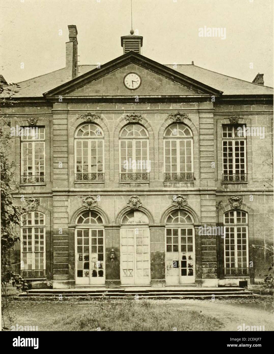 . Rodin a l'Hotel de Biron et a Meudon. uen témoigne VAlmanach Royal ; mais il considéraitson hôtel comme indigne de sa situation ; ce logis était peu spa-cieux, peu aéré, et manquait tout à fait de sompptuosité. CE fut ce qui décida Abraham à sinstaller presque à la cam-agne, loin du tapage, dans un endroit où il « pourrait goûter toutle fruit » de sa miraculeuse fortune. De vastes terrains étaient alors en vente dans un quartier quasidésert, près de lhôtel des Invalides, là-bas, au faubourg Saint-Germain, tout au bout de la rue de Varenne. Peyrenc de Moras les acquit, puis il sadressa pour d Foto Stock