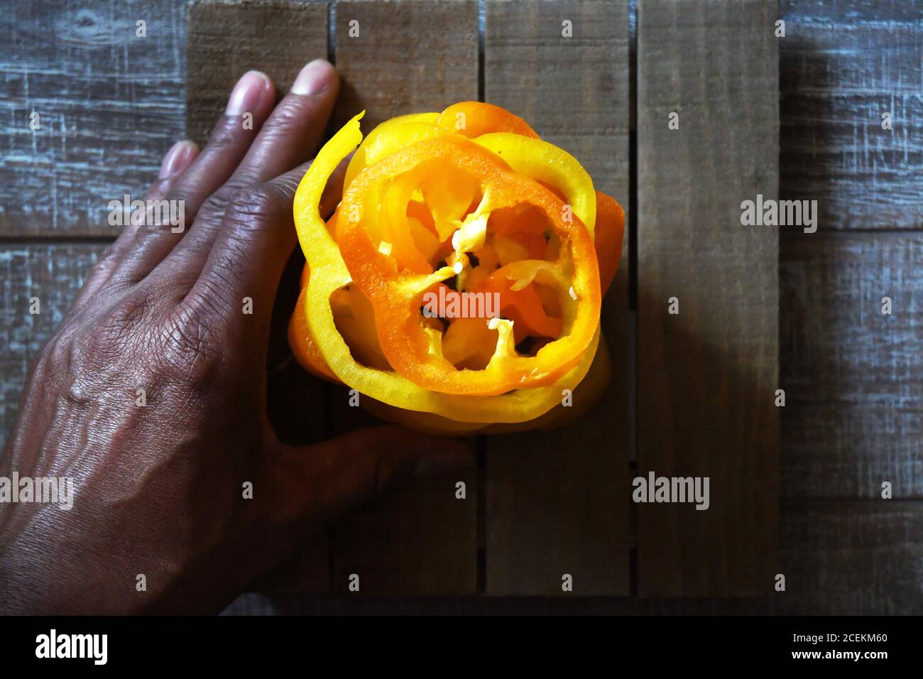 DOLCE E SPEZIATO: Peperoni gialli e arancioni prendono il riflettori, buoni per gli occhi, ricchi di antiossidanti, e gusto coloratamente spettacolare. Foto Stock