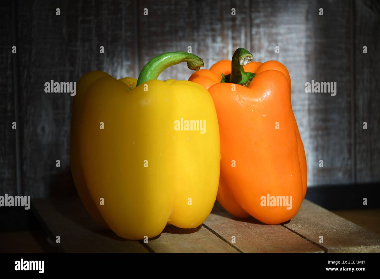 DOLCE E SPEZIATO: Peperoni gialli e arancioni prendono il riflettori, buoni per gli occhi, ricchi di antiossidanti, e gusto coloratamente spettacolare. Foto Stock