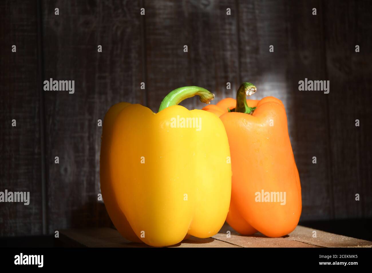 DOLCE E SPEZIATO: Peperoni gialli e arancioni prendono il riflettori, buoni per gli occhi, ricchi di antiossidanti, e gusto coloratamente spettacolare. Foto Stock