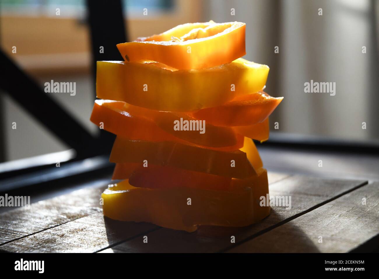 DOLCE E SPEZIATO: Peperoni gialli e arancioni prendono il riflettori, buoni per gli occhi, ricchi di antiossidanti, e gusto coloratamente spettacolare. Foto Stock