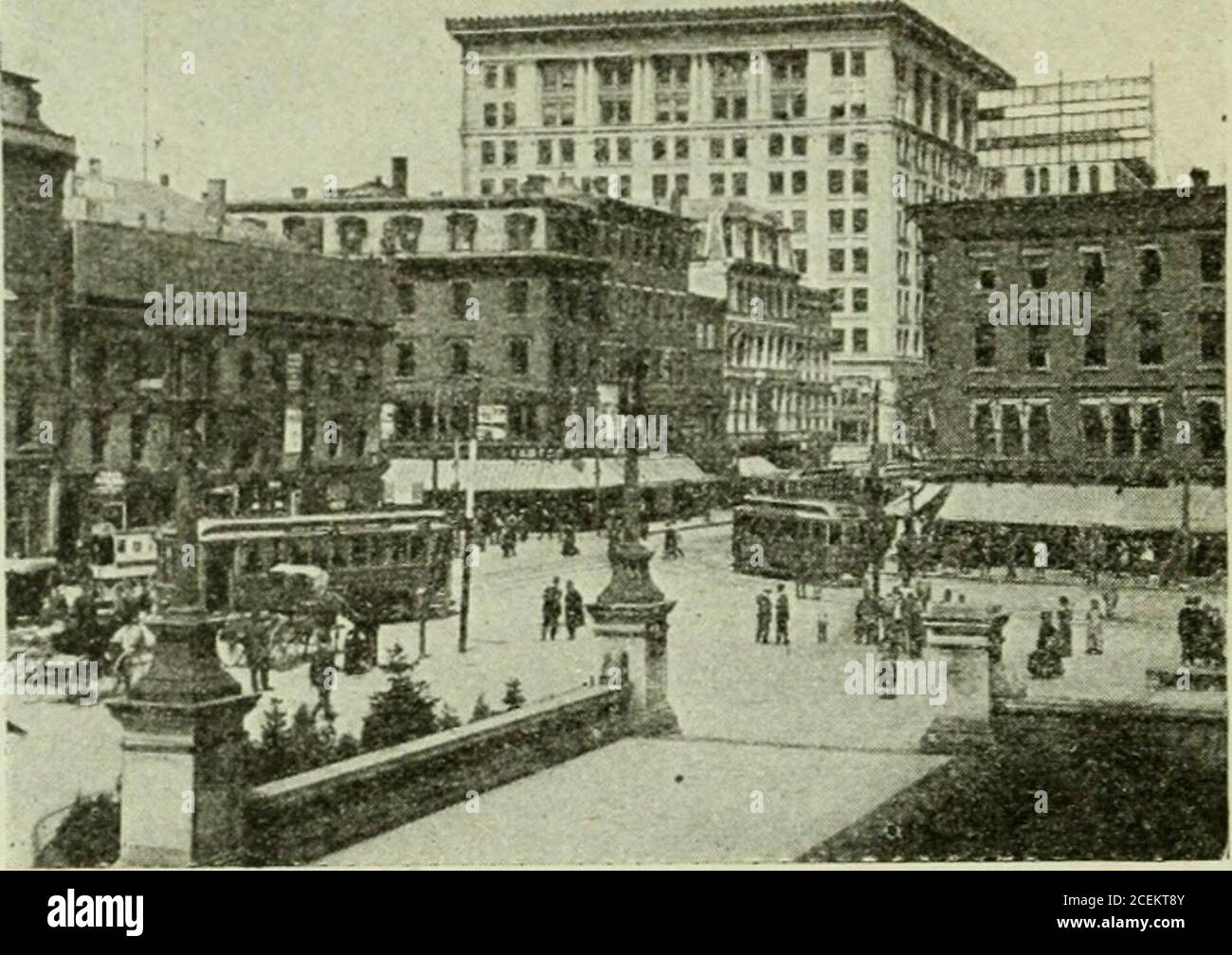 . Viaggi in tram attraverso il New England ... 36 Trip in tram attraverso il New England. City Hail Square is Worcesters Busy Corner WORCESTER, MASS.(Hotel: Bancroft, 1.50 dollari; Ristorante, Putnam-Thurston) il titolo del cuore del Commonwealth, che è stato dato a Worcester da qualche amico sconosciuto, diventa moreand più appropriato con il passare del tempo, perché è diventato un grande centro mercantile, in gran parte il risultato dell'estensione delle ferrovie elettriche in tutte le direzioni. È, in un certo senso, una camera di compensazione per i carrelli del New England, come molte linee di lunga distanza si incontrano e trasferiscono qui. Il viaggiatore thro f Foto Stock