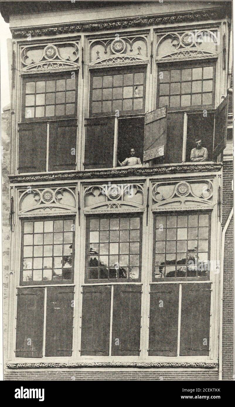 . Oud-Nederlandsche steden in haar ontstaan, groei en ontwikkeling. AFB. N°. 411. Het nog bestaande Steenhouwers-Gildehuiste Gouda, naar eene teekening van B. Gestel. !) Het origineel, groot 32 bij 48 cm., berust in de portefeuille van het Gemeente-archiefte Dordrecht, it is ook afgebeeld in het „Dordracum Illustratum, van S. van Gijn.. AFB. N°. 412. Het nog bestaancde XVJe eeuwsche Gruttershuis te Kampen, foto naar. 416 GEVEL HOUTEN. Was in den houtbouw ecnc gevelafdekking volgens dakbeloop gebrui-kelijk, voor eene zoodanige afdekking zou in den steen bouw te veel steenverkapt moeten WO Foto Stock