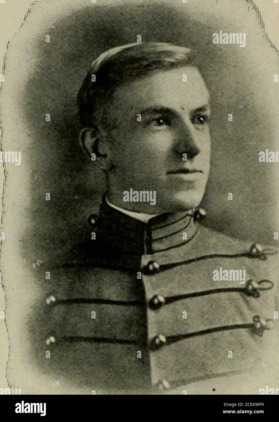 . Reveille. 19 Charles Atwell Chaney, primo Lieutenant Company B Ingegneria meccanica. Reistertown, Md. Anno junior. Rifle Club Senior Year. Direttore associato della Reveille. Un mule di ragionamento non guiderà né guiderà: Mallet. È in logica un grande critico, profondamente abile nell'analisi.-maggiordomo... malato sala. Y GOSH, che un pasto, ma mai la svanita Chaney altrimenti conosciuto asthe Chicken, può essere visto macinare awayafter ogni altro ha lasciato il messQuesto non è caso singolare per lui canbe visto ogni giorno nella stessa situazione. Rooster vide la luce per la prima volta il 15,1890 luglio Foto Stock