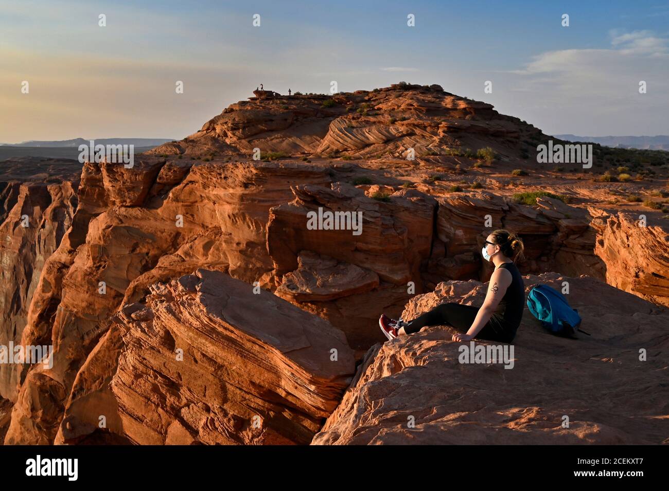 Glen Canyon National Recreation Area, Nevada, USA. 31 Agosto 2020. Il 1,000 agosto 2020, vicino a Page, Arizona, i visitatori potranno ammirare l'insolito Horseshoe Bend del fiume Colorado da un punto panoramico e le scogliere a 31 metri sopra il fiume. L'Horseshoe Bend a 270 gradi si trova a 8 miglia a valle dalla Glen Canyon Dam e dal Lago Powell, e all'interno dell'area ricreativa nazionale di Glen Canyon. Credit: David Becker/ZUMA Wire/Alamy Live News Foto Stock