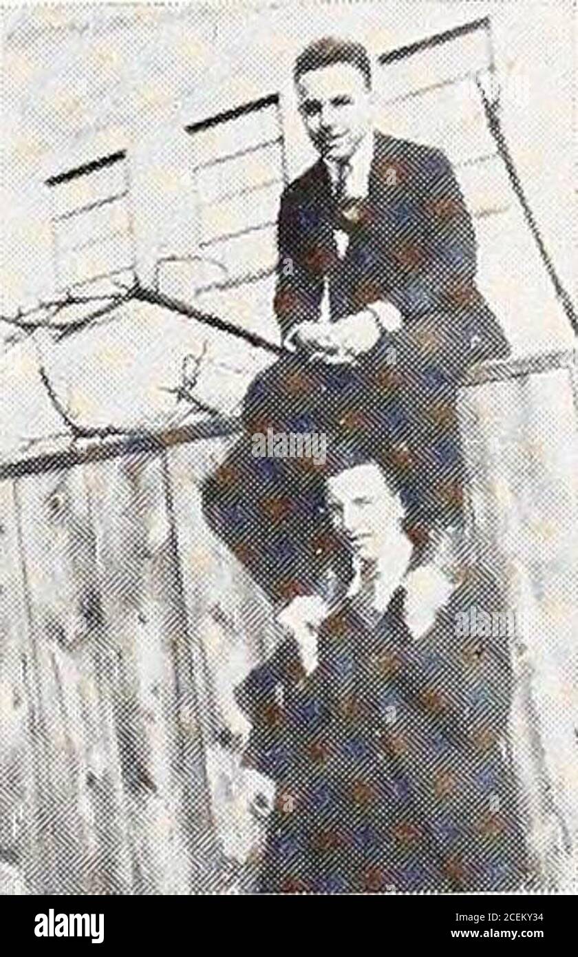 . Il Rattler [1920]. JAMES E. BRIGGS, JIM. Colui che è saggio in booJis solo l^nora non i piaceri della vita. Basket Ball (4); Foot Ball (4); base Ball (3, 4); Athletic Association (2, 3, 4). Jim è molto buon osservare così come atletico, anche se non lo ammettesse. E se si vuole vedere Jim arrossire tellhim ciò che bella occhi hehas. Ma tutto guarda da parte, è un buon fel-low dandy, e a causa dell'hisability di fare le cose wechose lui per il nostro membro mosttalentuoso, anche se a quel tempo wedidnt sa che i talenti amonghis erano quello di. Actins; un criminale. ELOIS GARLAND CONLEY, KITTY. Mai affascinante, mai n Foto Stock