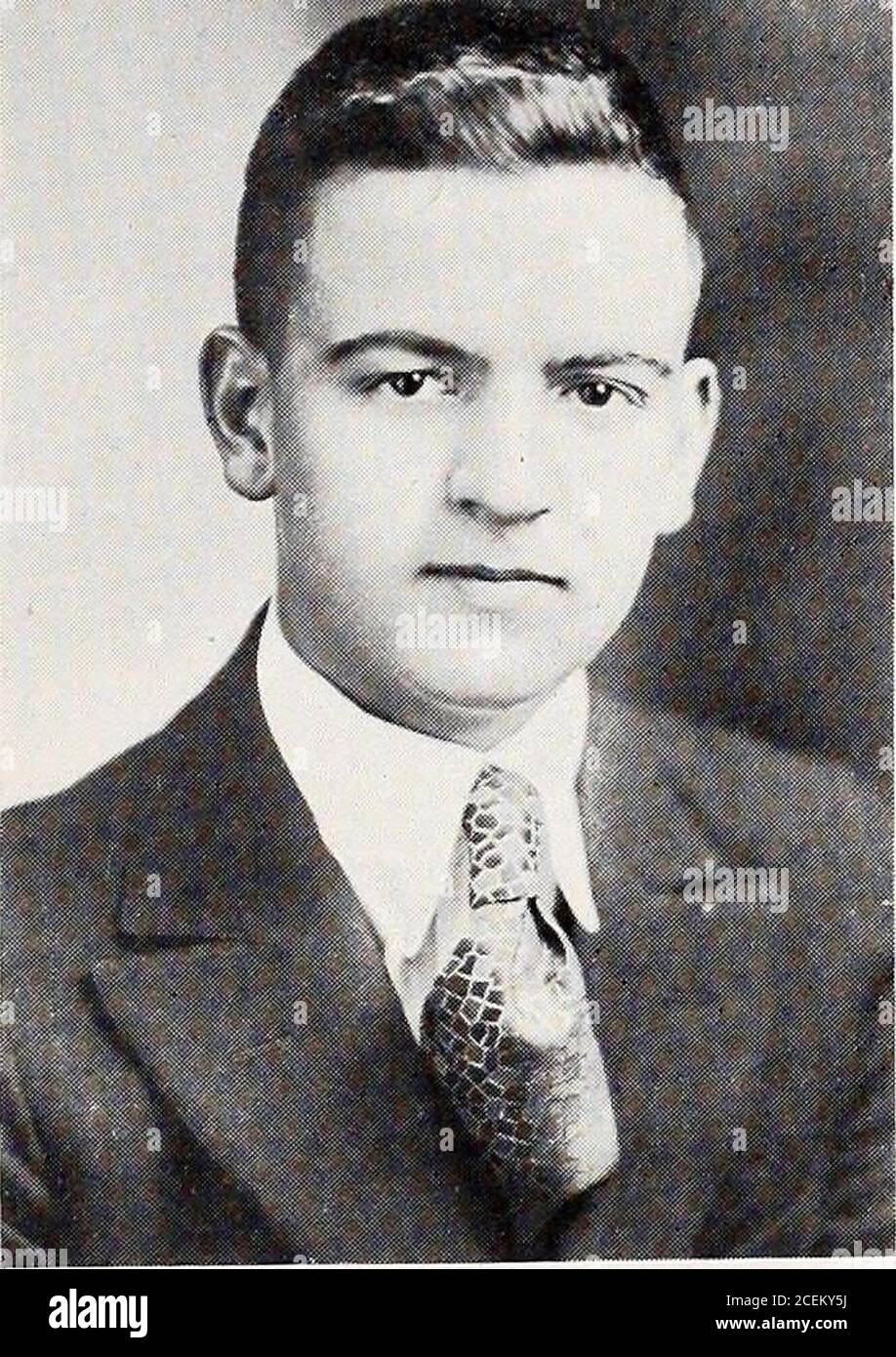 . Il Rattler [1920]. PAGINA J EN IL RATTLER - DICIANNOVE E VENTI RHS [=]. JAMES E. BRIGGS, JIM. Colui che è saggio in booJis solo l^nora non i piaceri della vita. Basket Ball (4); Foot Ball (4); base Ball (3, 4); Athletic Association (2, 3, 4). Jim è molto buon osservare così come atletico, anche se non lo ammettesse. E se si vuole vedere Jim arrossire tellhim ciò che bella occhi hehas. Ma tutti gli guarda da parte, è un buon fel-low dandy e a causa della sibilita di fare le cose wechose lui per il nostro membro mosttalentuoso, anche se a quel tempo wedidnt sapere che i talenti amonghis erano quello di Foto Stock