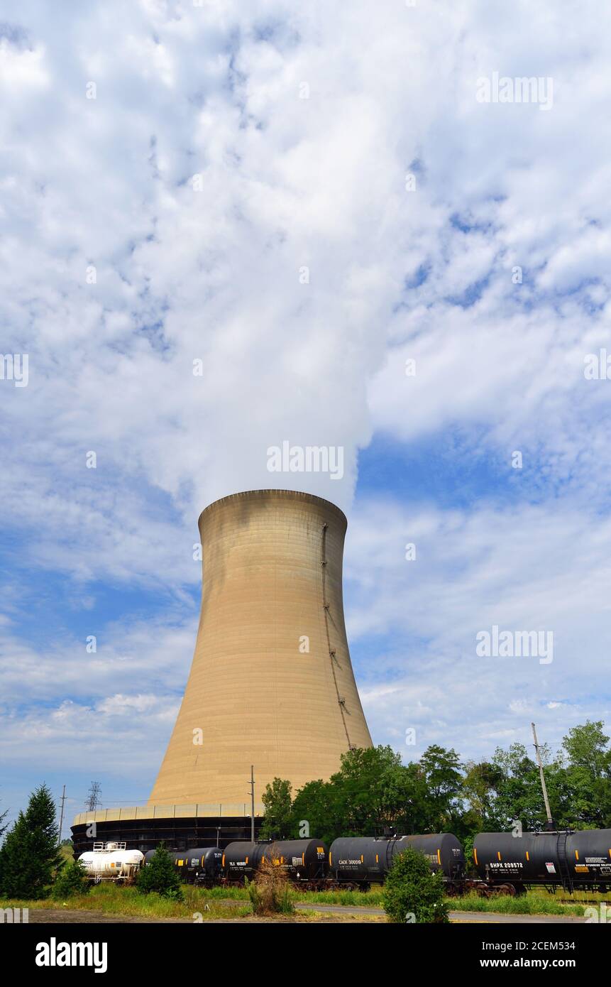 Michigan City, Indiana, Stati Uniti. Una torre di raffreddamento presso la Michigan City Generating Station è una centrale a carbone e a gas naturale. Foto Stock