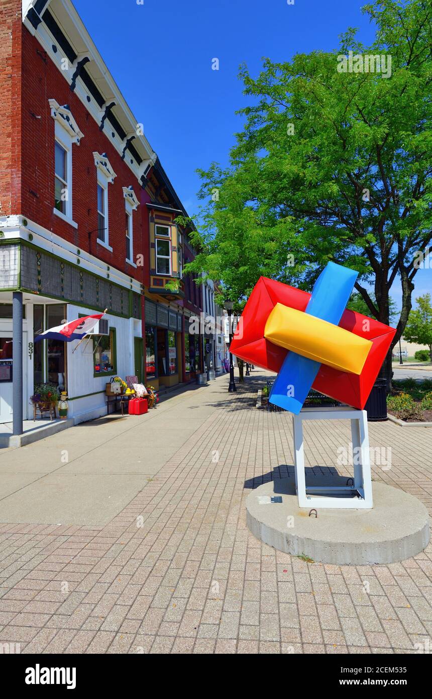Michigan City, Indiana, Stati Uniti. Una scultura moderna e dai colori vivaci adorna un angolo nel quartiere storico commerciale di Franklin Street. Foto Stock