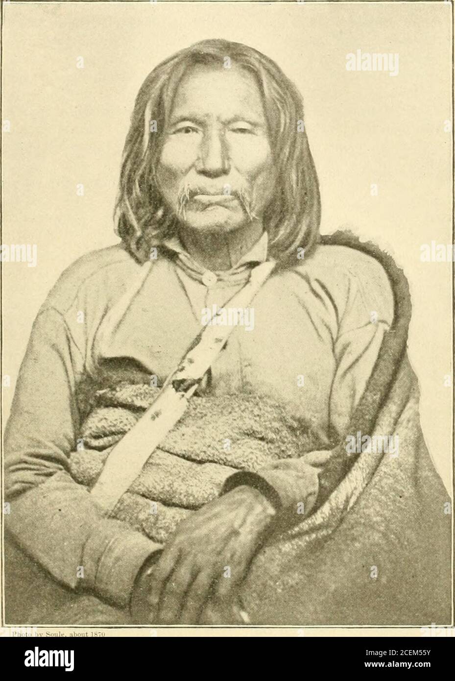 . Relazione annuale del Bureau of American Ethnology al Segretario della Smithsonian Institution. o LLj Z o  1 CC o oo :&lt; D. 5 RAID DI KIOWA NEL TEXAS 189 in poche bocche aveva rubato centinaia di cavalli e muli, carrantato diverse donne e bambini in cattività, e ucciso più di venti personsin Texas, oltre ad altri in New Mexico e altrove. Trattenendo le razioni per tre mesi, le aveva costrette a fare due volte senza riscatto, e afferma che avrebbe continuato a fare con-. In;. 4*5-Set-augja (Satank) o Sittiug-Bear detengono da loro le forniture fino a quando l'altro non è stato ceduto. Foto Stock