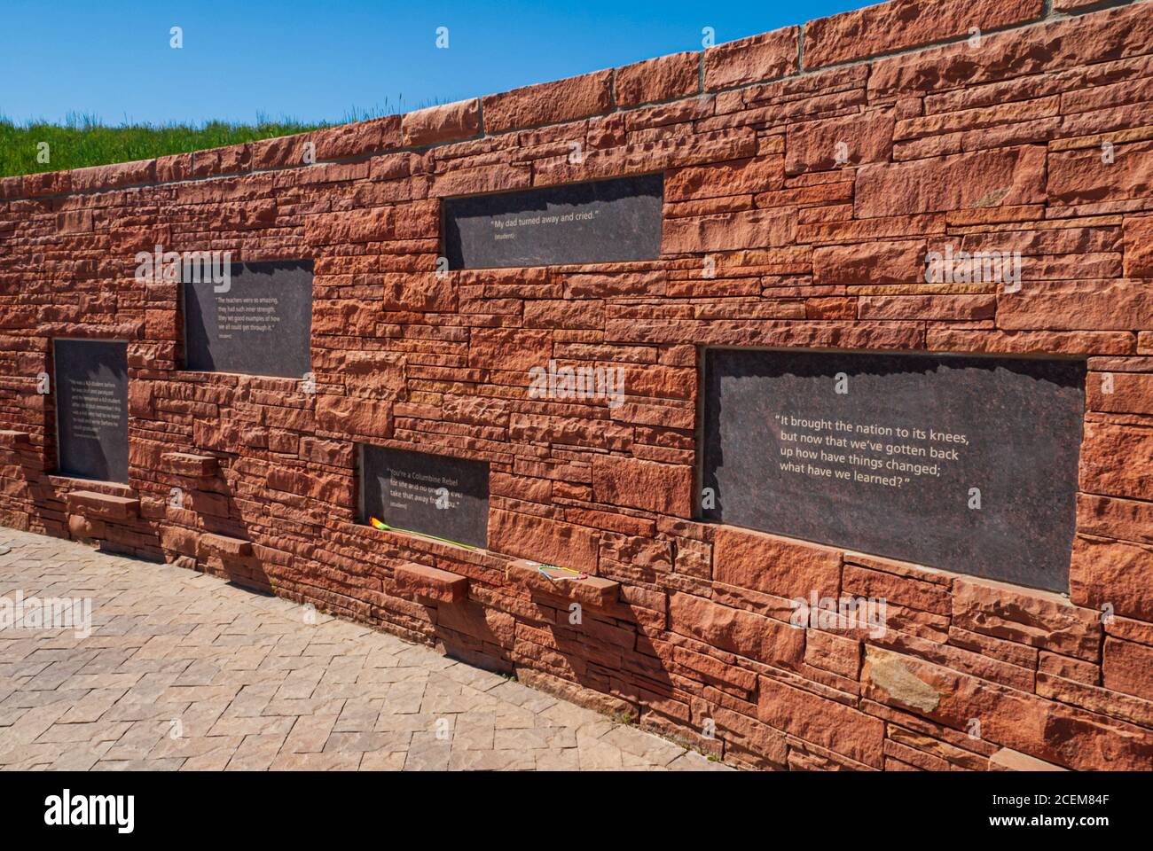 Primo piano di targhe su una sezione del Columbine Memorial, Littleton Colorado USA. Foto scattata nel mese di giugno. Foto Stock
