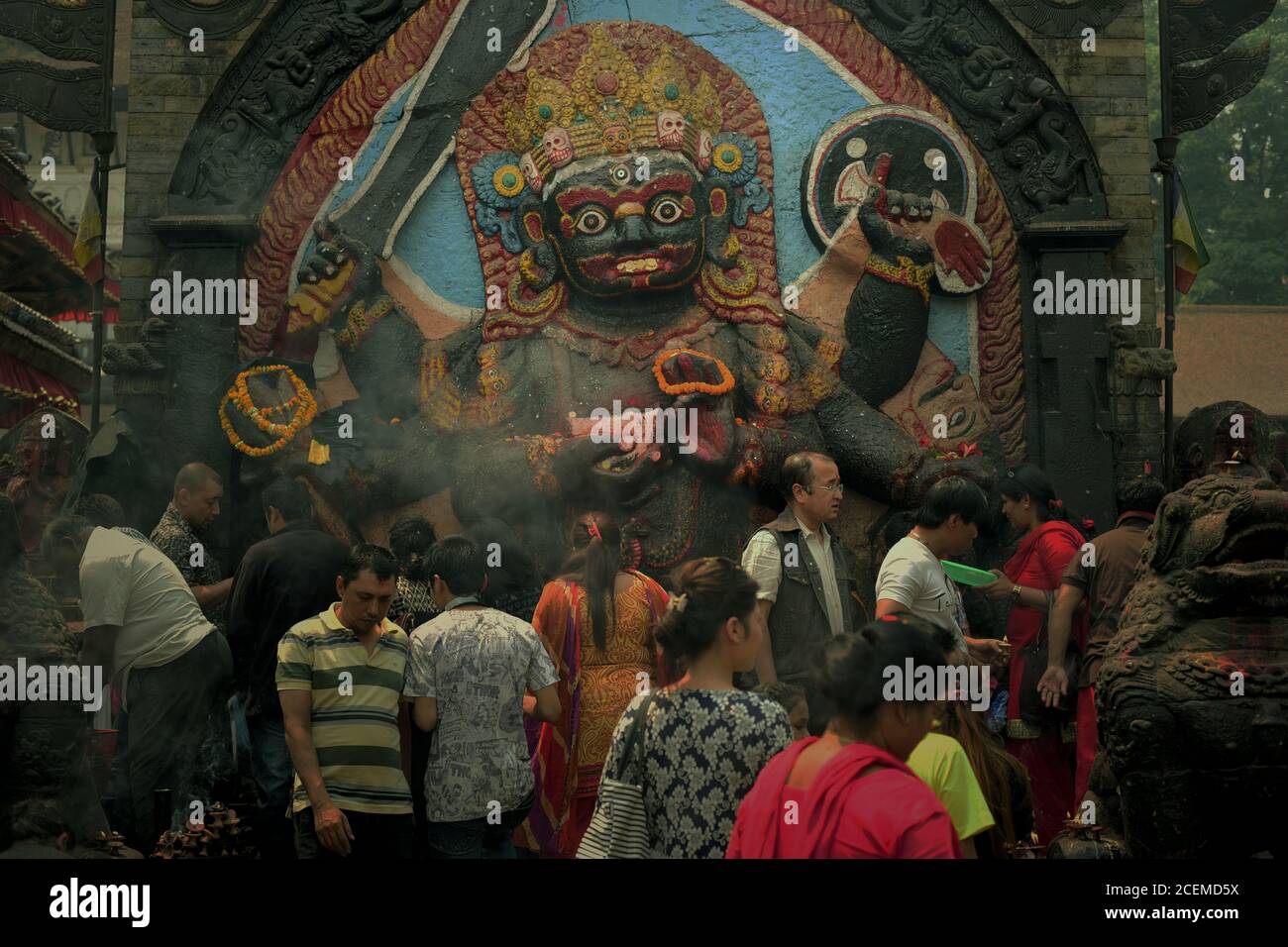 Persone che si rivolgono a pregare all'immagine di Kala Bhairava, celebrando Bishak 1 °--il nuovo anno ufficiale nepalese--a Piazza Durbar, Kathmandu, Nepal. Foto Stock