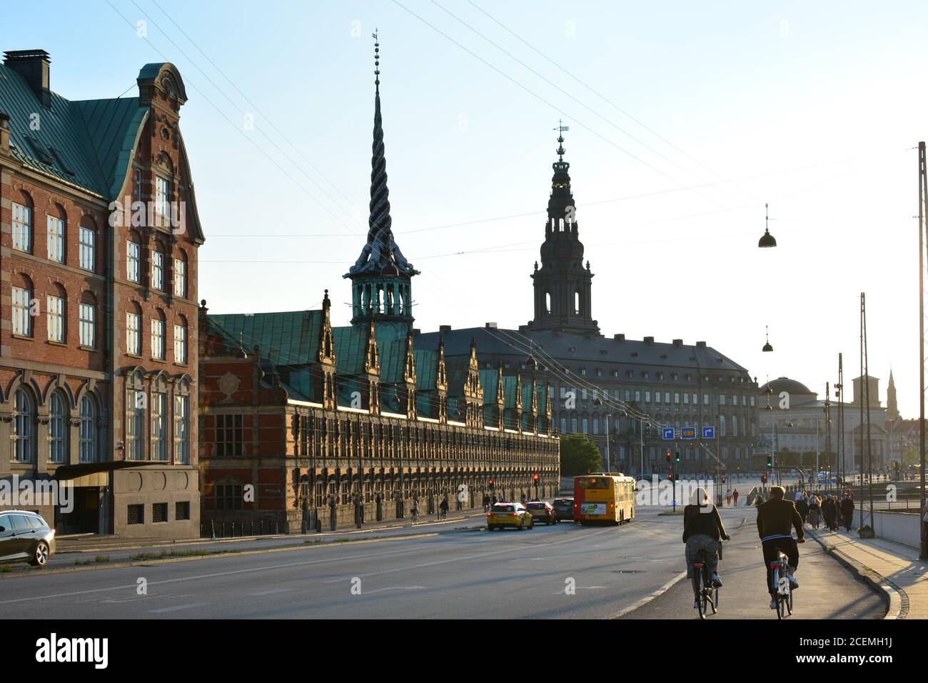 Copenaghen, Danimarca - 17 giugno 2019: La gente passa in bicicletta davanti al Palazzo Christiansborg, sede del Parlamento danese a Copenaghen. Foto Stock