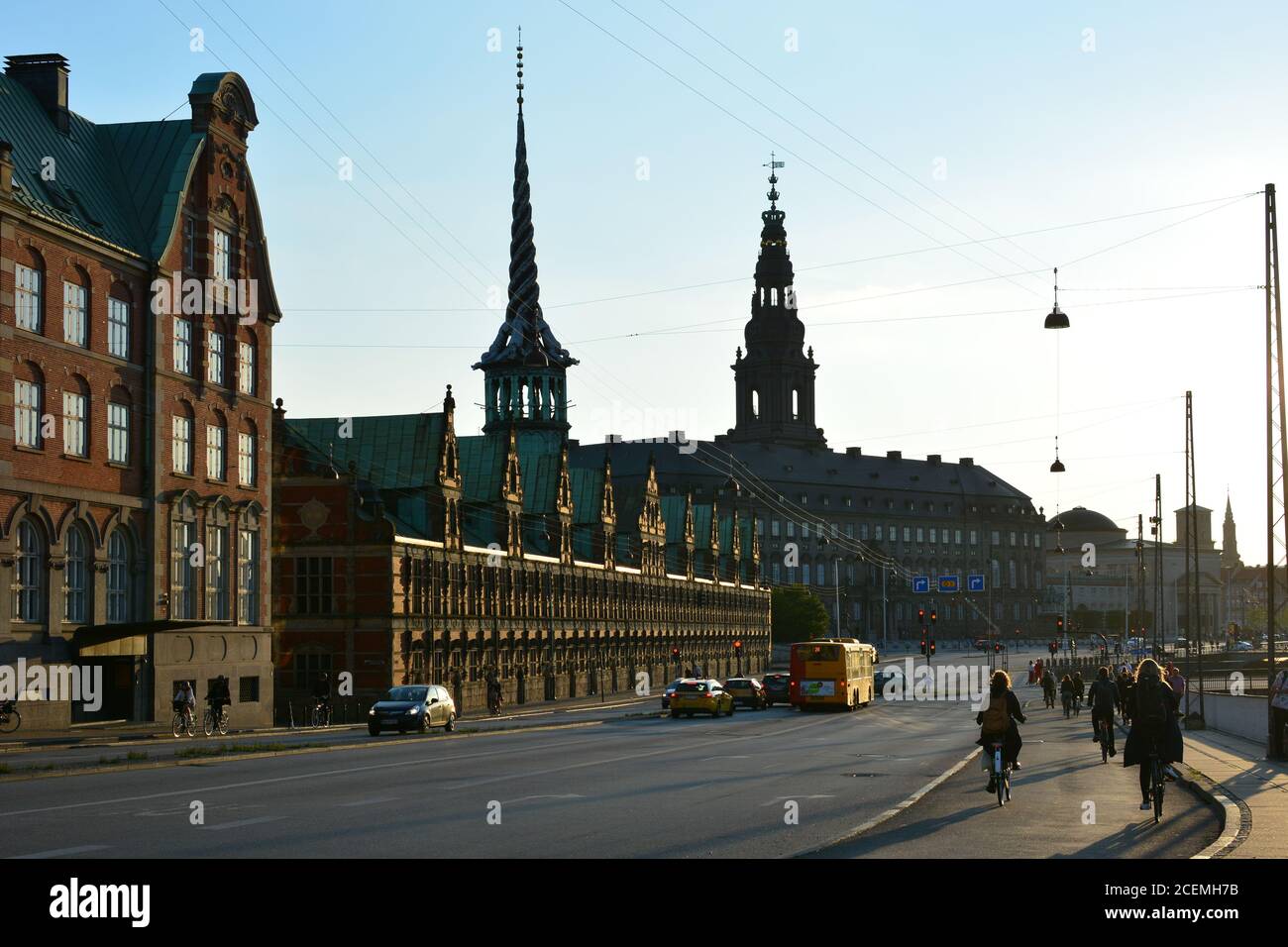 Copenaghen, Danimarca - 17 giugno 2019: La gente passa in bicicletta davanti al Palazzo Christiansborg, sede del Parlamento danese a Copenaghen. Foto Stock