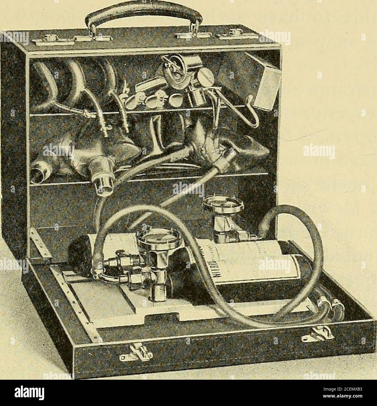. Anestetici : loro uso e somministrazione. Posa del paziente durante la somministrazione di protossido di azoto.gas. L'angestetistis posto dietro per mostrare la posizione del paziente e del viso-pezzo.normalmente userebbe la sua mano sinistra per tenere il viso-pezzo, non la sua destra asmostrato nella figura, e sarebbe in piedi sulla sinistra del paziente, [77 AZOTO OSSIDO GAS. 17 meglio di quando la lingua è schiacciata. Pinzette Dr. Kingsfordstongue (fig. 14A) è la forma più conveniente. Un caso di tracheotomia contenente strumenti steriasonodeve essere sempre a portata di mano quando un anestetico deve essere usato come beadminista Foto Stock