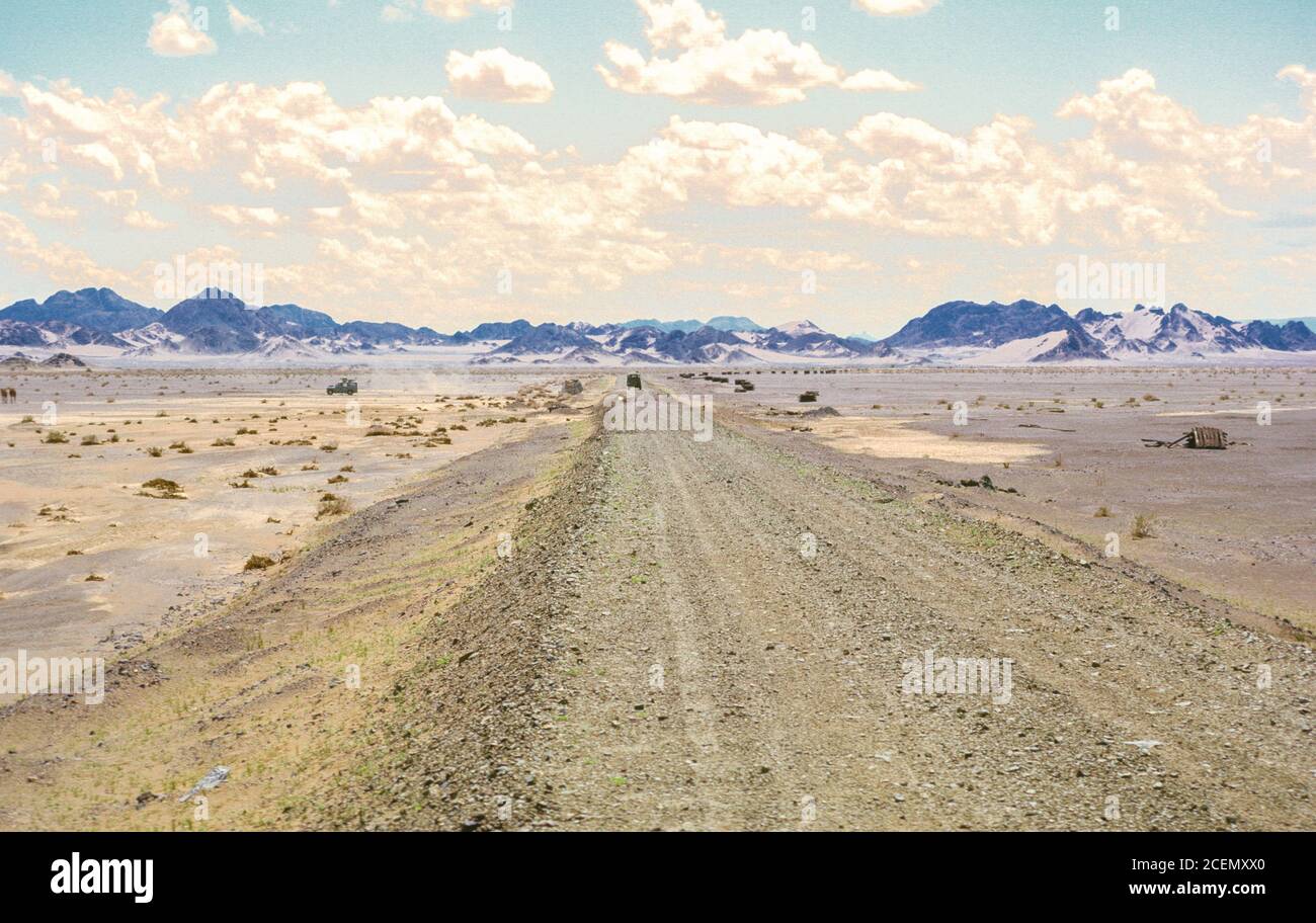 Arabia Saudita, aprile 1974. Road to al-Ula and Madein Saleh corre su strada della Ferrovia di Hejaz, costruita dai Turchi Ottomani prima della prima Guerra Mondiale Foto Stock