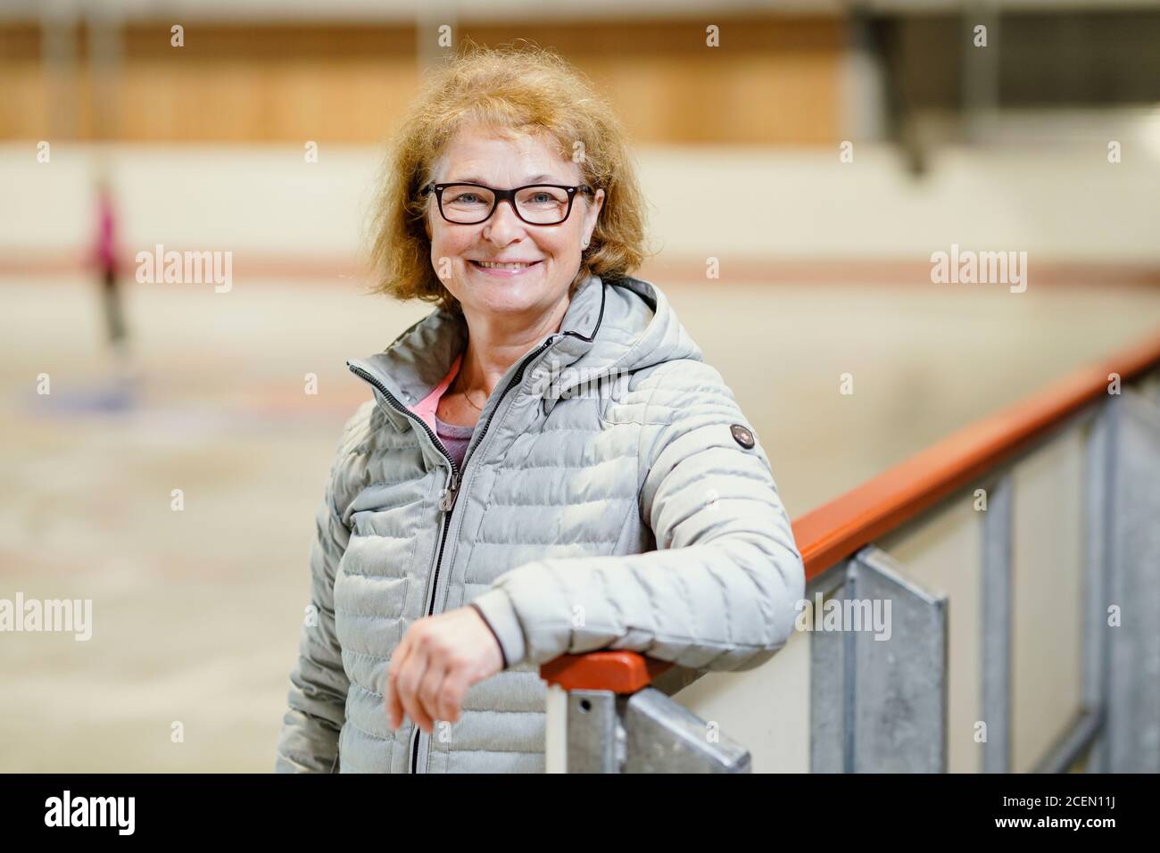 28 agosto 2020, Baden-Wuerttemberg, Mannheim: Anet Pötzsch, ex pattinatore tedesco e campione olimpico, si trova in una pista di ghiaccio all'Eissportzentrum Herzogenried. È la prima campionessa tedesca di pattinaggio olimpico ed aveva 19 anni nel 1980 quando vinse l'oro nel lago Placid. Nello stesso anno è diventata campione del mondo per la seconda volta, ai Campionati europei ha già vinto il suo quarto titolo. Ma al culmine della sua giovane carriera sportiva ha sorprendentemente annunciato il suo pensionamento. (A dpa-KORR.: 'Una breve carriera mondiale - skater figura Anet Pötzsch turns 60') Foto: Uwe Ans Foto Stock