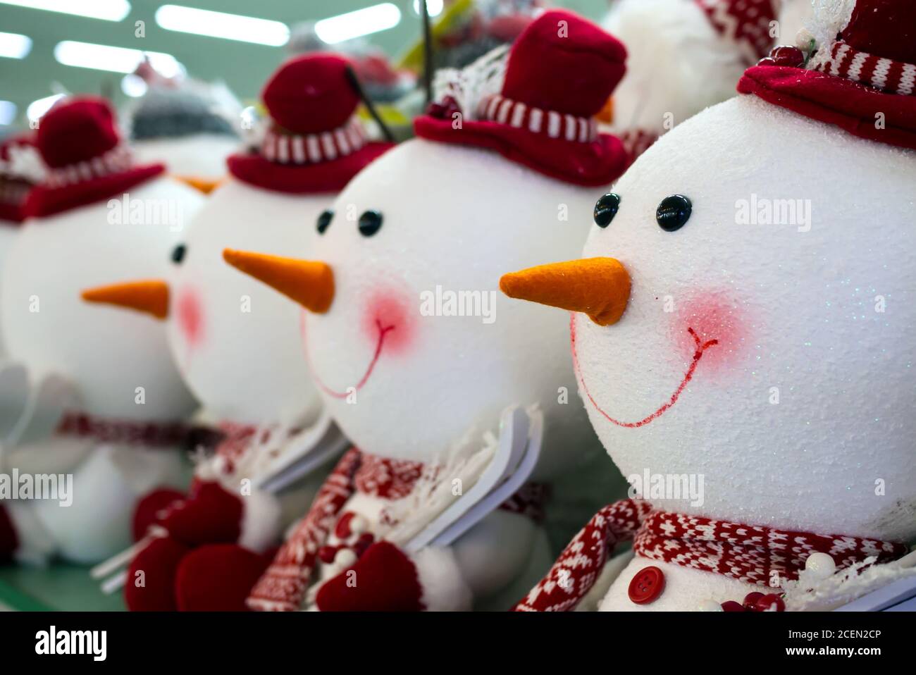Giocattoli sotto forma di pupazzi di neve in piedi in fila Foto Stock