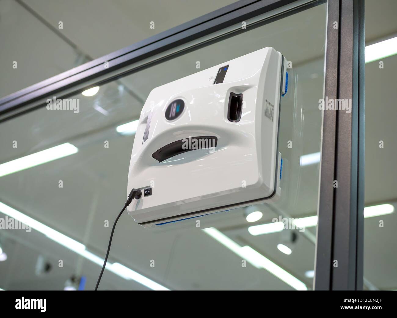 Un robot lavavetri lava vetri sullo sfondo di edifici a più piani