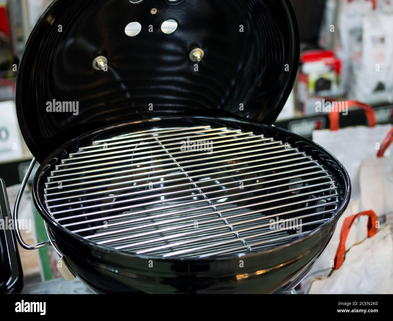 Nuova griglia rotonda per barbecue con il coperchio rimosso Foto Stock