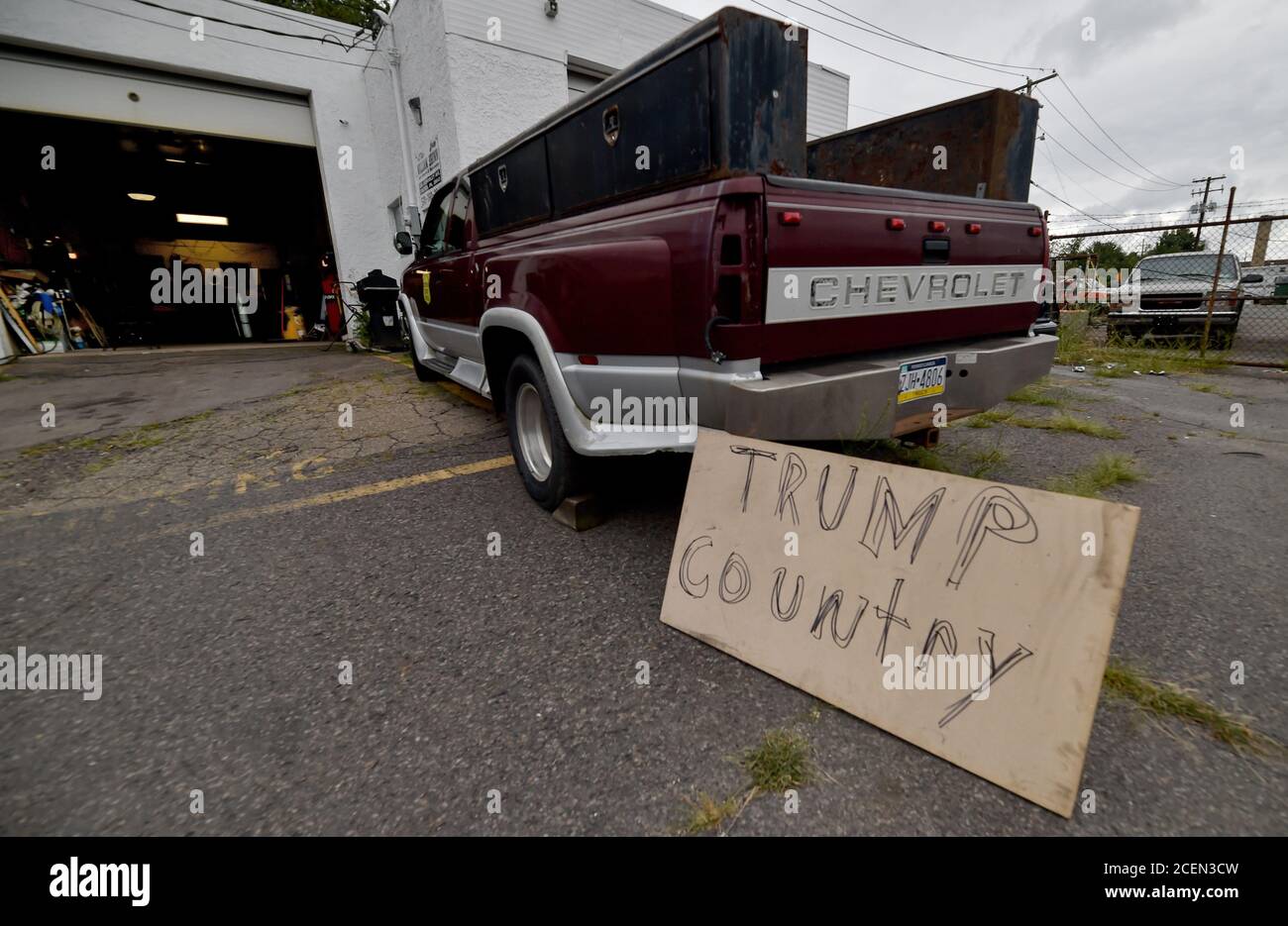 Exeter, Stati Uniti. 11 Agosto 2020. Un cartello Trump Country si trova in un garage durante il rally.il Vice Presidente Mike Pence visita Exeter per il rally ''Workers for Trump''. La contea di Luzerne è stato il fattore chiave nelle elezioni del 2016. Credit: Aimee Dilger/SOPA Images/ZUMA Wire/Alamy Live News Foto Stock