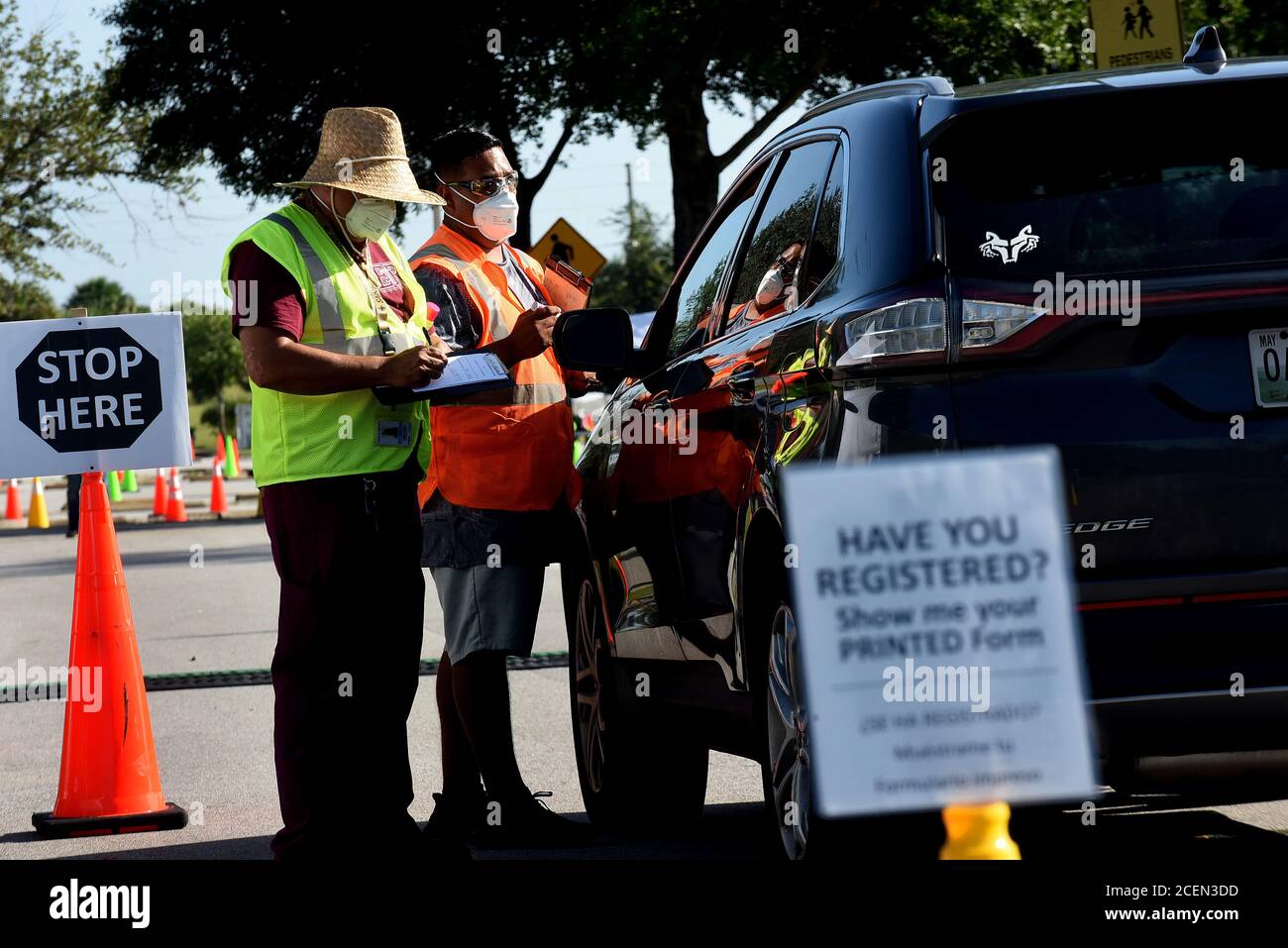 Kissimmee, Stati Uniti. 01 settembre 2020. I lavoratori accolgono le persone in un'auto in un sito di test COVID-19 quasi vuoto gestito dalla Florida Division of Emergency Management vicino a Walt Disney World. Dato che il numero di casi di coronavirus in Florida è sceso nelle ultime settimane, anche la domanda di test è diminuita. Credit: SOPA Images Limited/Alamy Live News Foto Stock