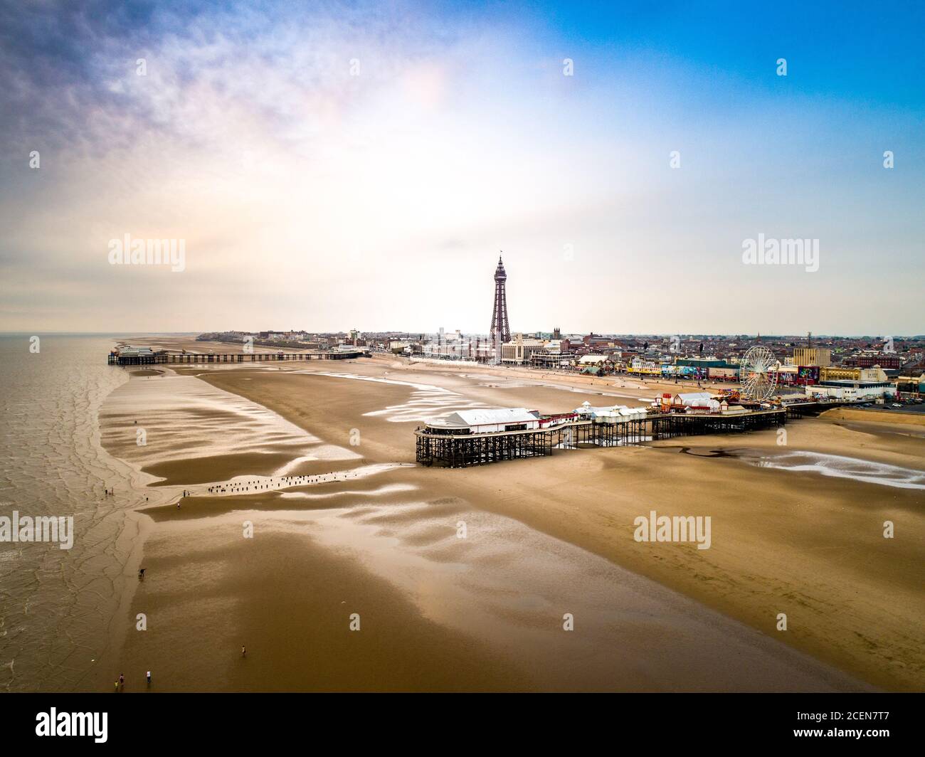 Vista aerea della torre di Blackpool e del molo dalla spiaggia Foto Stock