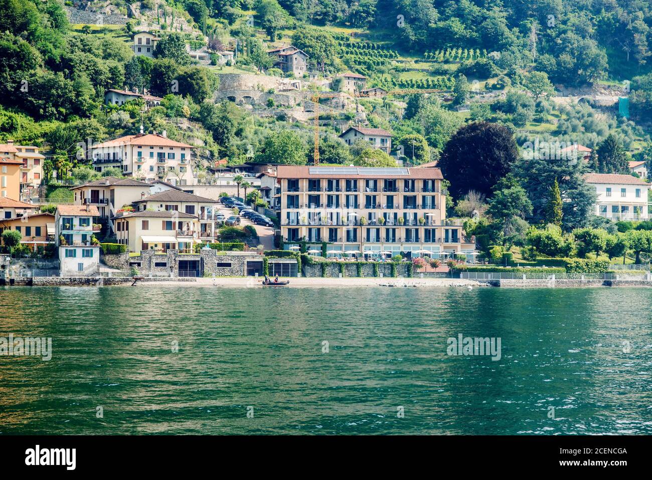 Lago di Como. Italia - 21 luglio 2019: Hotel ed edifici a riva del Lago di Como. Foto Stock