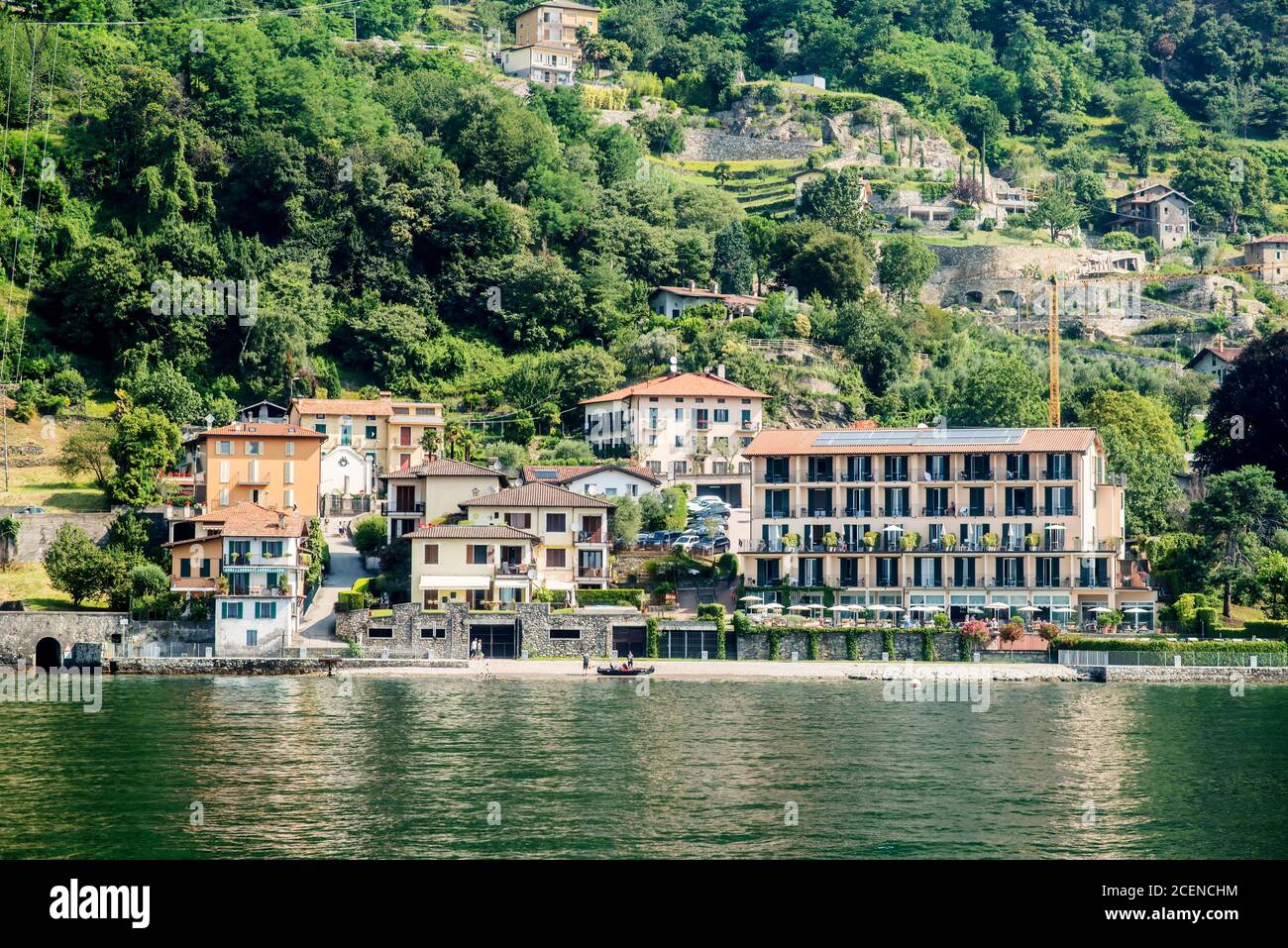 Lago di Como. Italia - 21 luglio 2019: Hotel ed edifici a riva del Lago di Como. Foto Stock