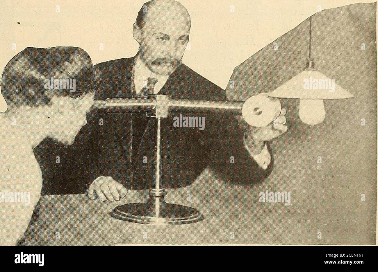 . Popolare rivista di elettricità in inglese semplice. L'ELETTRICITÀ POPOLARE e IL MONDO AVANZANO 1243 schermo di piombo e uno schermo di piombo fisso. Il passaggio dello schermo fluorescente è effettuato mediante contrappesi. Analogamente, lo schermo mobile del piombo può essere spostato con lo schermo fluorescente separato da esso. I guanti sono realizzati in tessuto di gomitonel materiale in cui sono inglobati i sali di un metallo pesante, con un contenuto di piombo altrettanto soddisfacente. L'accoppiamento-rial dei guanti dovrebbe avere uno spessoredi quattro millimetri, e dovrebbe contenere un test per la cecità di colore con il New Drys- dale AP Foto Stock