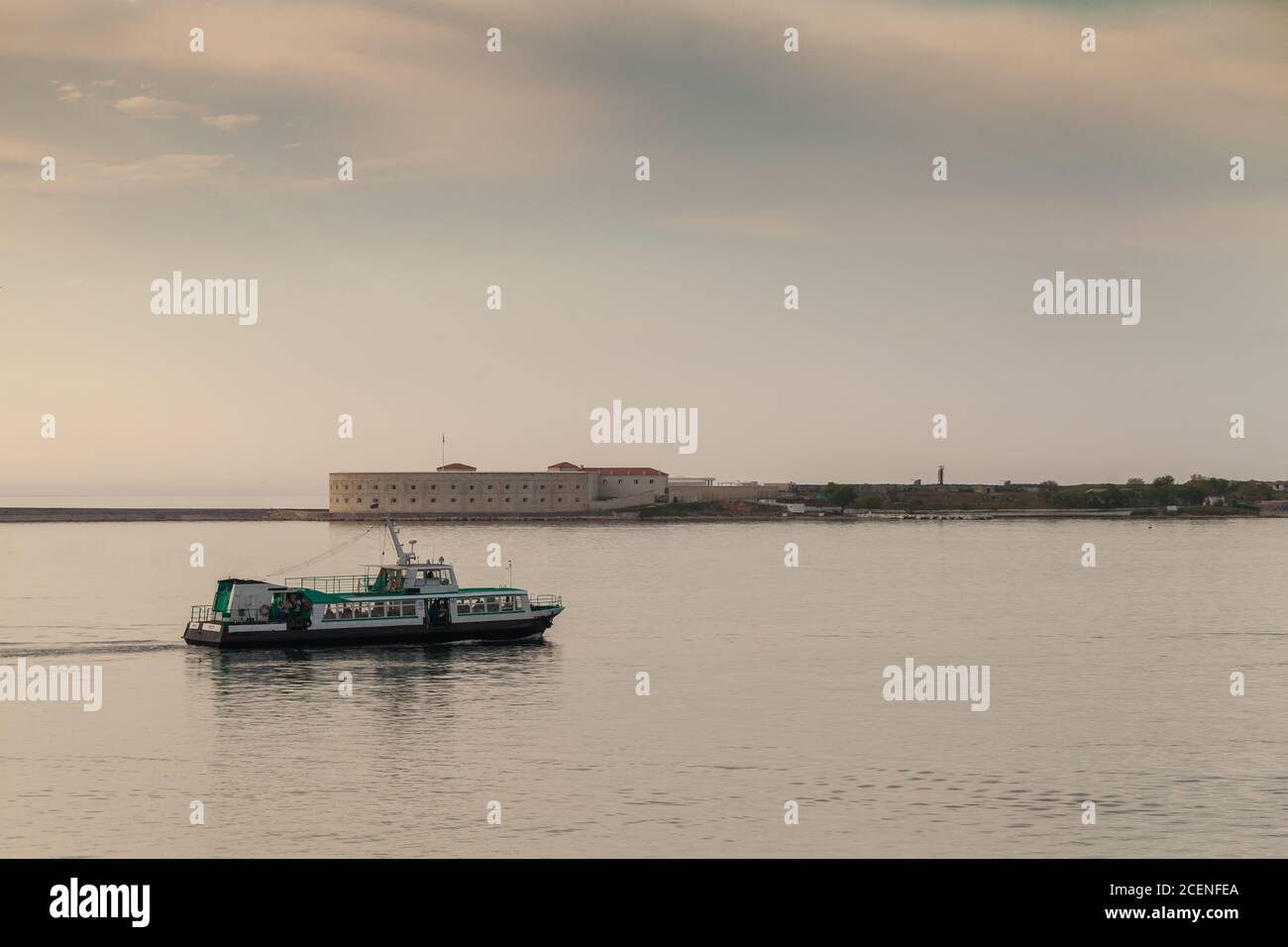 La barca passeggeri va alla baia di Sevastopol di sera, Crimea Foto Stock