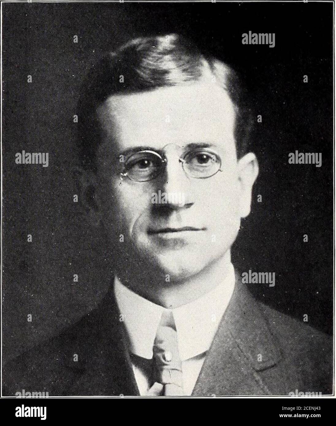 . Uomini notevoli dell'Illinois e del loro stato. FAIRCHILD, MEREDITH H., mfr. Di saponi, Chicago; b. Lavaggio, L. I., N. Y., NOVEMBRE 27. 1872; s. E. S. e L. E. (Leavitt) Fairchild;ed. Pub. Scills. Di Iliisliing. IO,. I., e in Fliisliing Inst, a 1890;è venuto a Chicago IMHi. Aiui cstablishii in llusiIH^s^; come mfr. Di saponi a secco e preparazioni di pulizia spci-ial; in 1S9S è stato Unito da suo fratello E. L., formando l'attuale tirm di M. H. Fairchild& 20 W. b. Altoona, Pa., Mar. 15,1874; s. Jesse B. W. e Martha (McCune) Ickes; A. B., J. D., U. Foto Stock