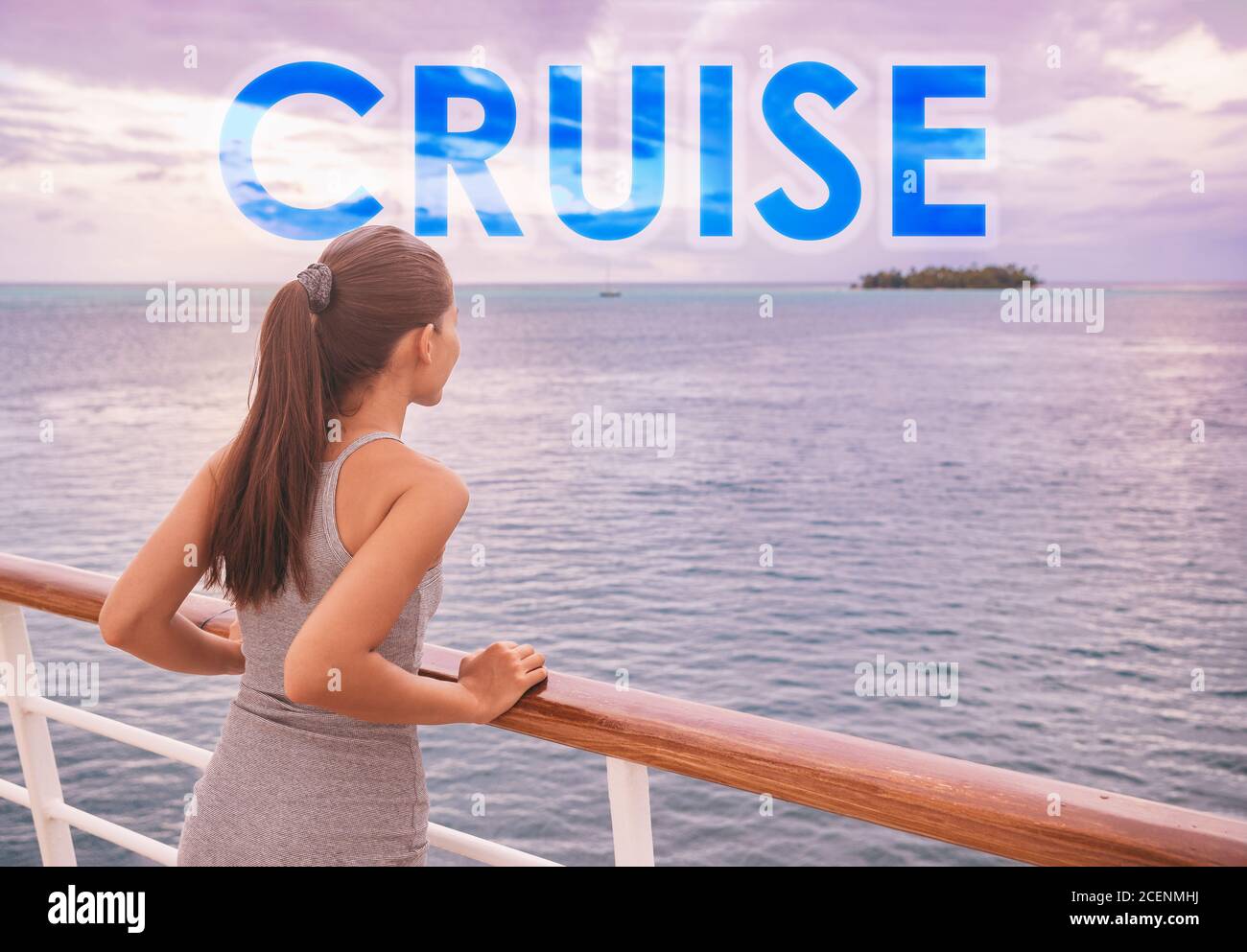 Nave da crociera di lusso viaggi persone stile di vita. Crociera di parola in lettere grandi scritte sullo sfondo per il concetto di turismo. Avventura di preventivo motivazionale di viaggio Foto Stock