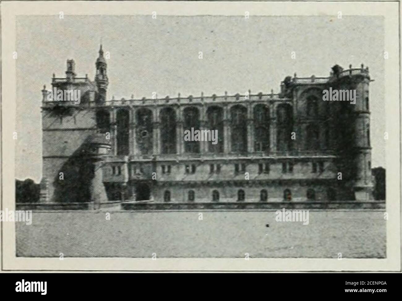 . L'arte in Francia. S del nord sulla strada per l'Italia, è stata permeata dallo spirito classico. Lione era la città delle grandi fiere, una metropoli del commercio francese; fin dal tempo di Luigi XII, era il centro da cui il re guardava gli affari cfItaly. Aix, dove il re Renes Flemings aveva lavorato, accettò nuovamente le forme italiane; sulle porte della sua cattedrale, Goticornamento è sovrapposto agli arabeschi italiani. Avignone ricevette ancora gli artisti del nord, ma ora lavorarono in stile italiano. Nel mezzo del centurv, quando c'era una grande carenza di pittori nel regno Foto Stock