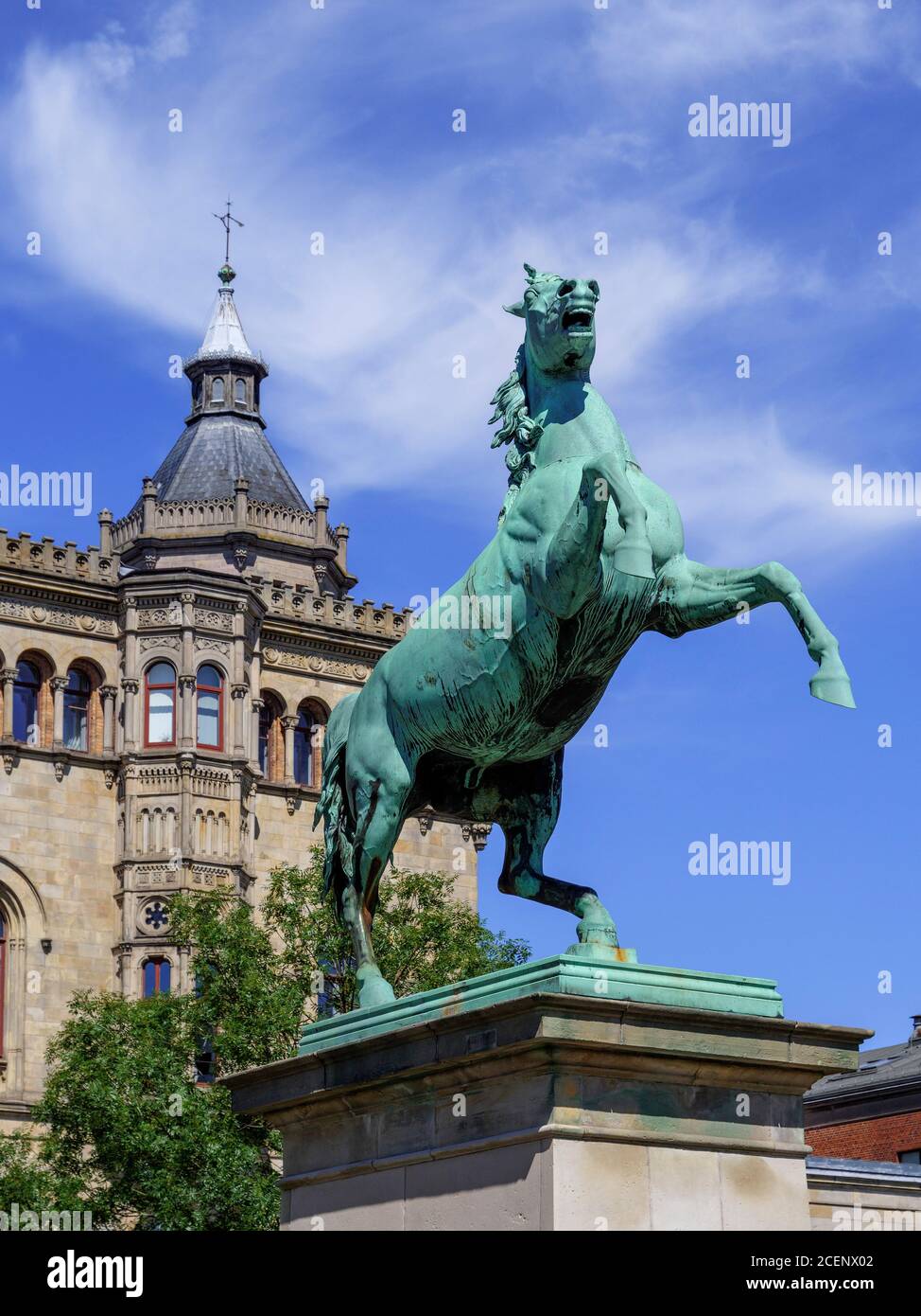 Denkmal Niedersachsenpferd vor Gottfried Wilhelm Leibniz Universität im Welfen-Schloss, Hannover, Niedersachsen, Deutschland, Europa Monument Lower SA Foto Stock