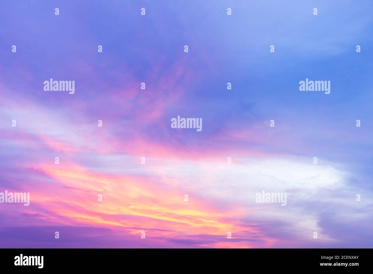 Lo sfondo di splendidi tramonti naturali con nuvole Foto Stock