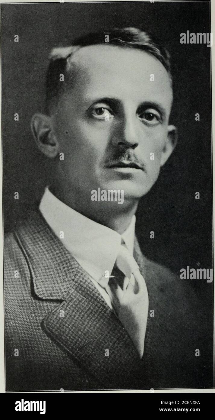 . Uomini delle Hawaii; una biblioteca biografica di riferimento, completa e autentica, degli uomini di nota e di sostanziale realizzazione nelle isole hawaiane ... v. 1-5. EDGAR LEGNO 442 UOMINI DELLE HAWAII. HART WOOD BIBLIOTECA DI RIFERIMENTO BIOGRAFICO 443 l'amministrazione del defunto Mayorl*VRN, dimissione: Novembre 1920. WOODS, SAMUEL PARKER, l)lanter. Tax assessor, N. Kohala, Hawaii; nato a Puuhue, N. Ko-liala, Hawaii, 19 febbraio 1878; figlio di James e Mary (Parker) Woods; educato pubblico e privateschools, Honolulu; sposato Rose C.Hemmingway a Honolulu, agosto 27,1907. Ha cominciato in carica di Theo. H.Davies & Co., Honolu Foto Stock