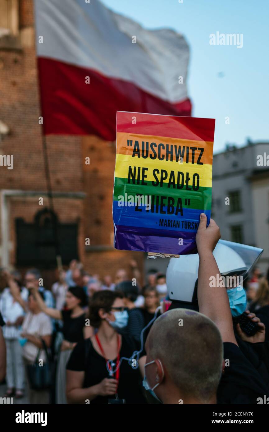 Un partecipante ha un cartello che dice Auschwitz non è caduta fuori da nessuna parte' e una bandiera di orgoglio arcobaleno visto durante il marzo.la marcia annuale di uguaglianza, conosciuta anche come Pride Parade, ha attratto un numero particolarmente grande di partecipanti, così come due contromunce. In Polonia, recentemente si è svolto un acceso dibattito pubblico tra sostenitori della tolleranza, con una visione di centro o di sinistra, e circoli conservatori, nazionalisti e cattolici di destra, che stanno esprimendo la loro avversione alla comunità LGBT in modo sempre più spietato. Gli oppositori della comunità LGBT lo accusano di provare a c Foto Stock