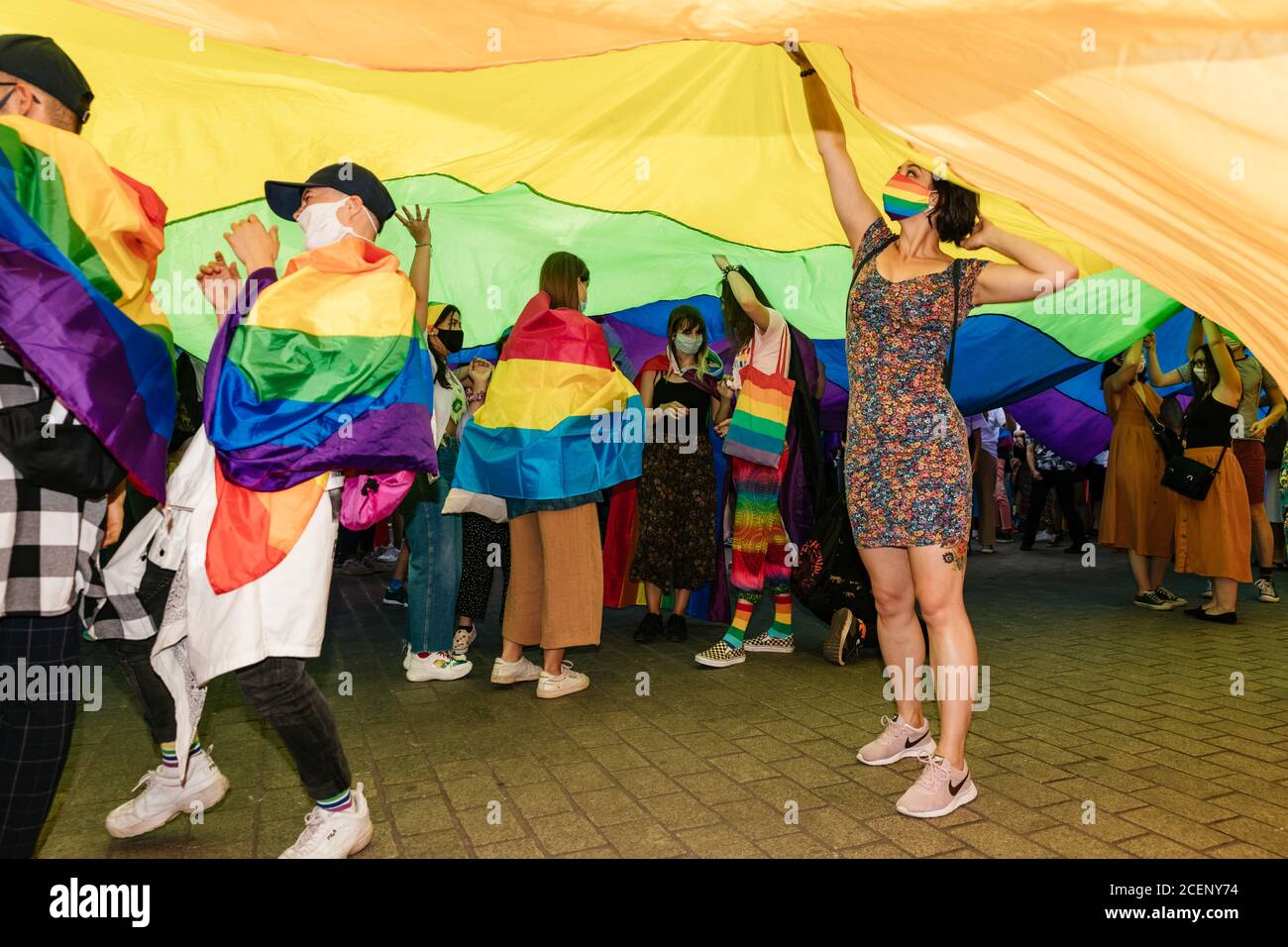 I partecipanti portano con sé una bandiera gigante LGBTQ iridata durante il marzo.la marcia annuale di uguaglianza, conosciuta anche come Pride Parade, ha attratto un numero particolarmente elevato di partecipanti, nonché due contromunazioni. In Polonia, recentemente si è svolto un acceso dibattito pubblico tra sostenitori della tolleranza, con una visione di centro o di sinistra, e circoli conservatori, nazionalisti e cattolici di destra, che stanno esprimendo la loro avversione alla comunità LGBT in modo sempre più spietato. Gli oppositori della comunità LGBT lo accusano di cercare di realizzare una rivoluzione morale. Quelli a favore del tole Foto Stock