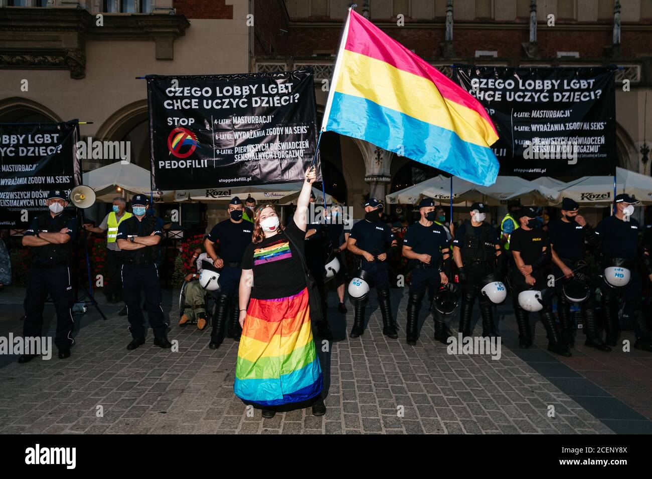 Un membro della comunità LGBTQ ha ondato una bandiera di orgoglio arcobaleno durante il marzo.la marcia annuale di uguaglianza, conosciuta anche come Pride Parade, ha attratto un numero particolarmente grande di partecipanti, così come due contromunazioni. In Polonia, recentemente si è svolto un acceso dibattito pubblico tra sostenitori della tolleranza, con una visione di centro o di sinistra, e circoli conservatori, nazionalisti e cattolici di destra, che stanno esprimendo la loro avversione alla comunità LGBT in modo sempre più spietato. Gli oppositori della comunità LGBT lo accusano di cercare di realizzare una rivoluzione morale. Quelli a favore di Foto Stock