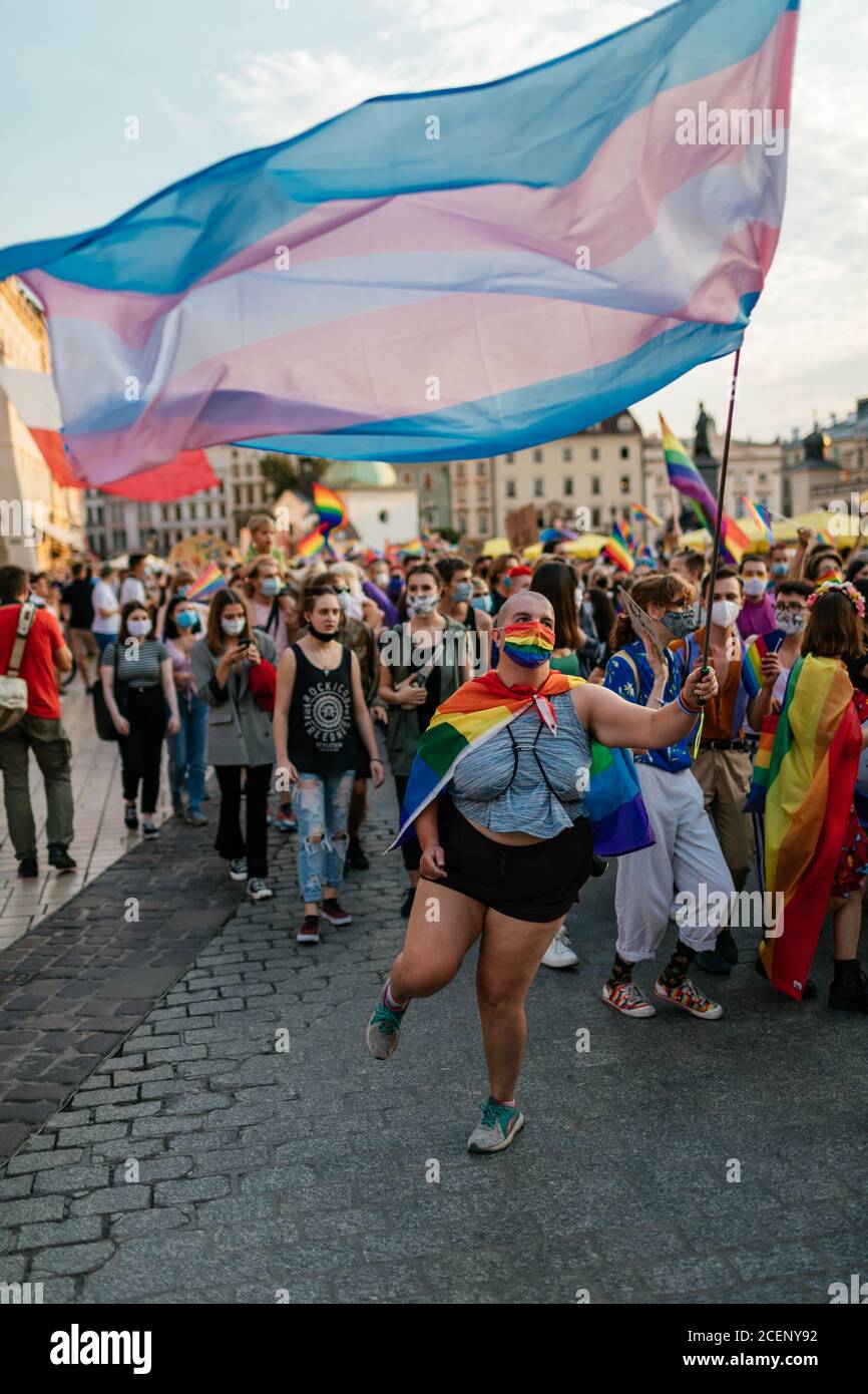 Un membro transessuale della comunità LGBTQ detiene una bandiera durante il marzo.Annual Equality marzo anche noto come Pride Parade ha attratto un numero particolarmente grande di partecipanti, così come due contromunce. In Polonia, recentemente si è svolto un acceso dibattito pubblico tra sostenitori della tolleranza, con una visione di centro o di sinistra, e circoli conservatori, nazionalisti e cattolici di destra, che stanno esprimendo la loro avversione alla comunità LGBT in modo sempre più spietato. Gli oppositori della comunità LGBT lo accusano di cercare di realizzare una rivoluzione morale. Quelli a favore di t Foto Stock