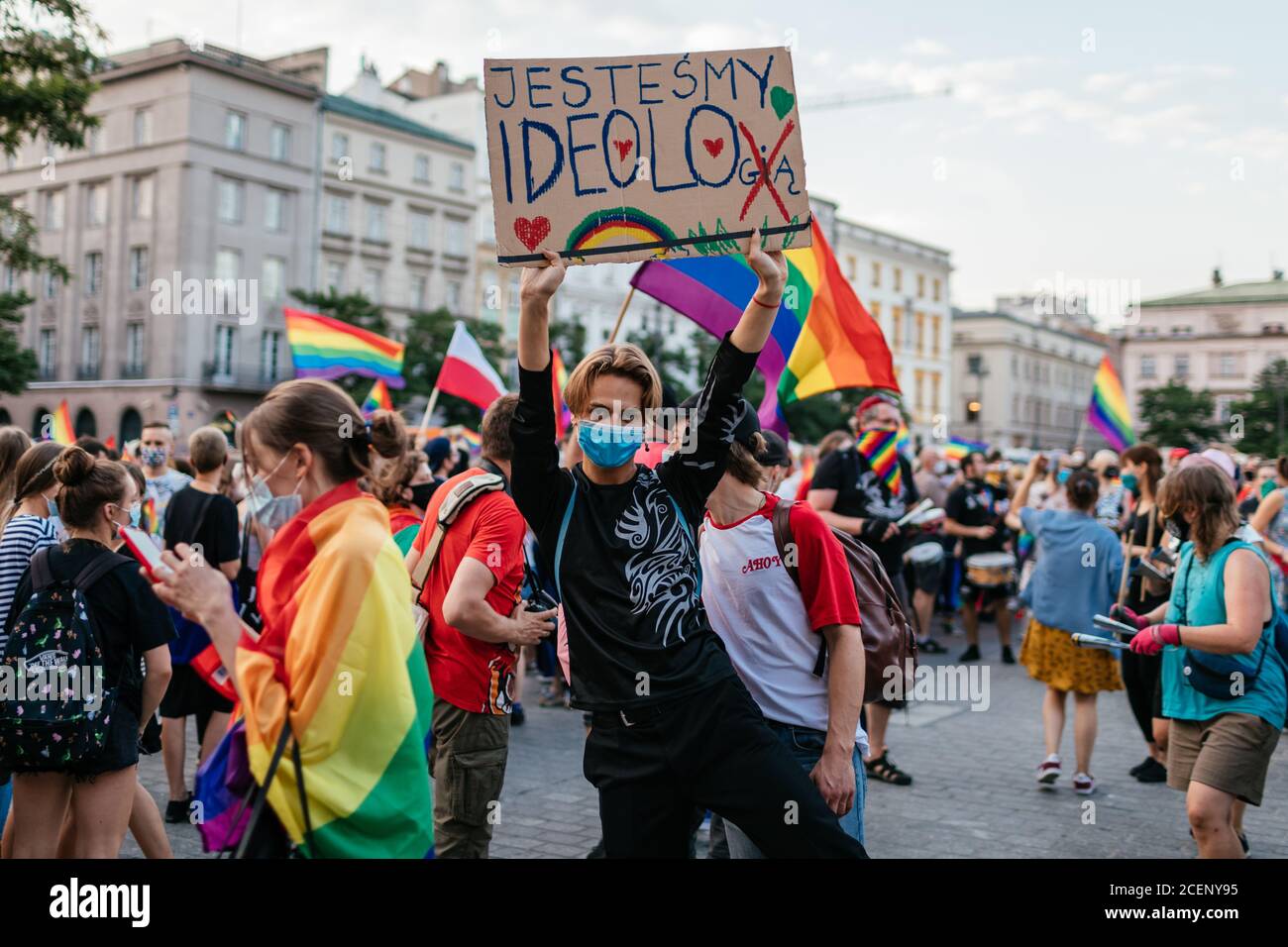 Un partecipante ha un cartello che dice che siamo ideali, non siamo un'ideologia 'visto durante il marzo.la marcia annuale di uguaglianza anche conosciuta come Pride Parade ha attratto un numero particolarmente grande di partecipanti, così come due contromunce. In Polonia, recentemente si è svolto un acceso dibattito pubblico tra sostenitori della tolleranza, con una visione di centro o di sinistra, e circoli conservatori, nazionalisti e cattolici di destra, che stanno esprimendo la loro avversione alla comunità LGBT in modo sempre più spietato. Gli oppositori della comunità LGBT lo accusano di cercare di realizzare una rivolta morale Foto Stock