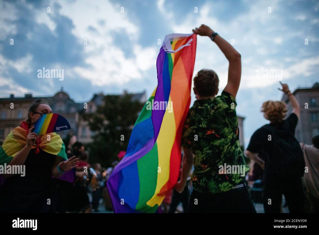 Un membro della comunità LGBTQ ha ondato una bandiera di orgoglio arcobaleno durante il marzo.la marcia annuale di uguaglianza, conosciuta anche come Pride Parade, ha attratto un numero particolarmente grande di partecipanti, così come due contromunazioni. In Polonia, recentemente si è svolto un acceso dibattito pubblico tra sostenitori della tolleranza, con una visione di centro o di sinistra, e circoli conservatori, nazionalisti e cattolici di destra, che stanno esprimendo la loro avversione alla comunità LGBT in modo sempre più spietato. Gli oppositori della comunità LGBT lo accusano di cercare di realizzare una rivoluzione morale. Quelli a favore di Foto Stock