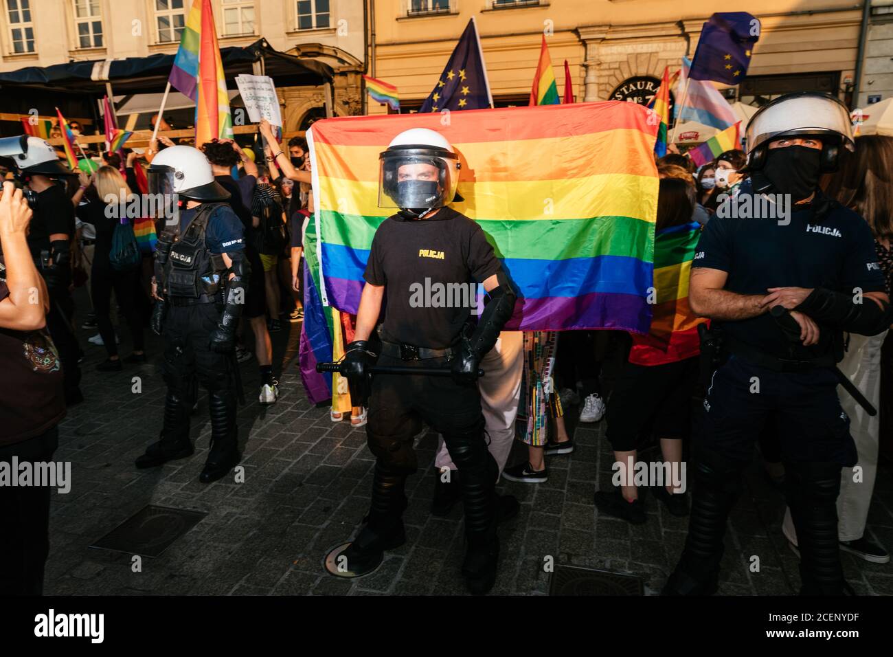 Un poliziotto delle unità di prevenzione si trova di fronte a una bandiera di orgoglio LGBTQ di colore arcobaleno durante il marzo.la marcia annuale di uguaglianza, conosciuta anche come Pride Parade, ha attratto un numero particolarmente grande di partecipanti, così come due contromunzioni. In Polonia, recentemente si è svolto un acceso dibattito pubblico tra sostenitori della tolleranza, con una visione di centro o di sinistra, e circoli conservatori, nazionalisti e cattolici di destra, che stanno esprimendo la loro avversione alla comunità LGBT in modo sempre più spietato. Gli oppositori della comunità LGBT lo accusano di cercare di portare avanti una morale Foto Stock