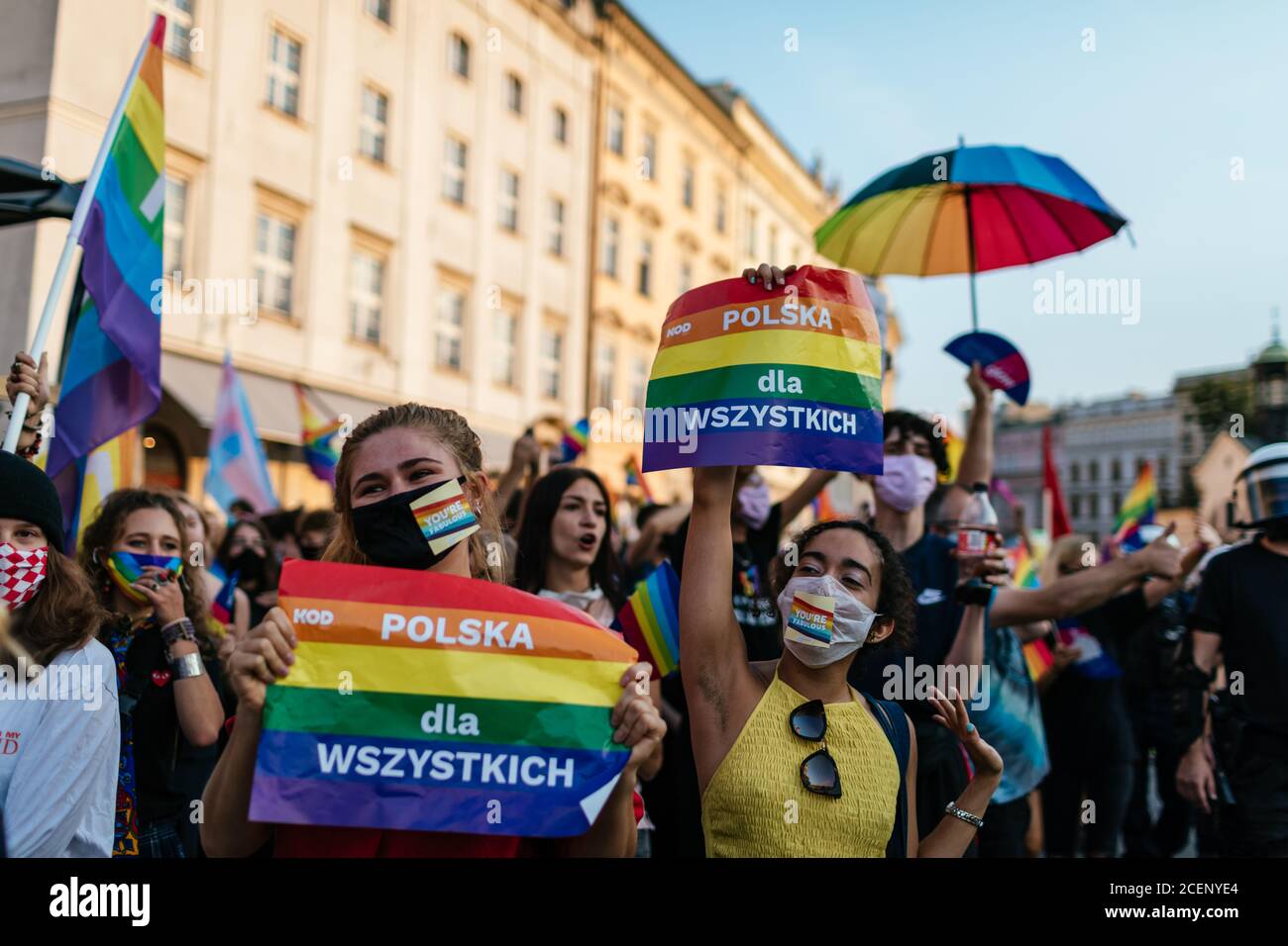 I partecipanti tengono cartelli che dicono la Polonia per tutti durante il mese di marzo.la marcia annuale di uguaglianza, conosciuta anche come Pride Parade, ha attratto un numero particolarmente grande di partecipanti, così come due contromunazioni. In Polonia, recentemente si è svolto un acceso dibattito pubblico tra sostenitori della tolleranza, con una visione di centro o di sinistra, e circoli conservatori, nazionalisti e cattolici di destra, che stanno esprimendo la loro avversione alla comunità LGBT in modo sempre più spietato. Gli oppositori della comunità LGBT lo accusano di cercare di realizzare una rivoluzione morale. Quelli a favore di tol Foto Stock