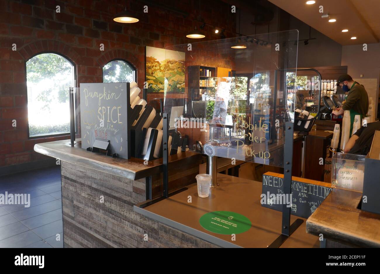 Los Angeles, California, USA 1 settembre 2020 UNA visione generale dell'atmosfera della Guardia starnuti di Starbucks a Los Angeles, California, USA. Foto di Barry King/Alamy Stock foto Foto Stock