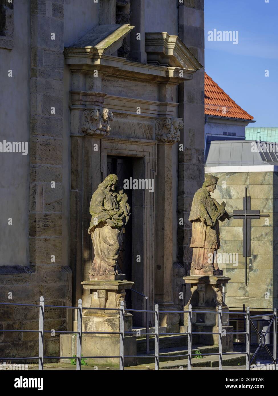 Von Nehomuk an katholische Kirche Zum Heiligen Kreuz, Hildesheim, Niedersachsen, Deutschland, Europa Joseph with Jesus An Foto Stock