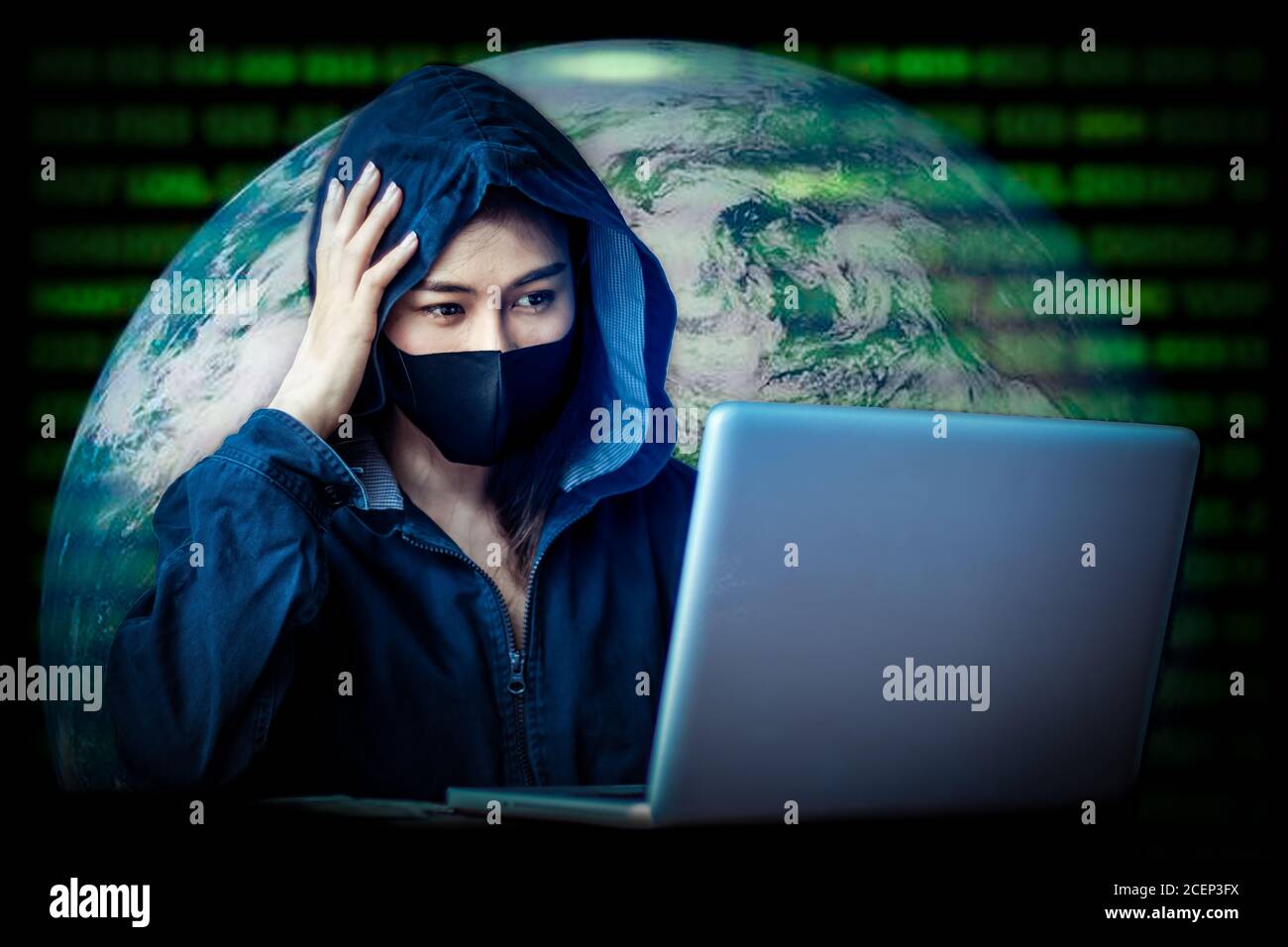 Donne hacker professionisti che rubano i dati dai sistemi in linea del calcolatore vicino Il rilascio di virus nel sistema utilizzando il concetto laptop Foto Stock