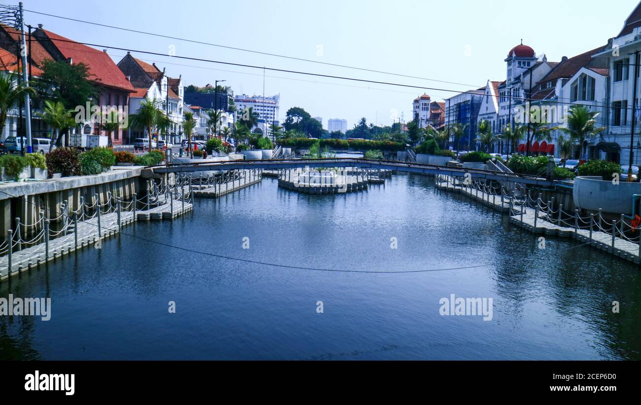 Giacarta, Indonesia - 10 luglio 2019: Rive del fiume Krukut lungo Jl. Kali Besar Timur e Jl. Kali Besar Barat è diventato un parco pubblico. Foto Stock